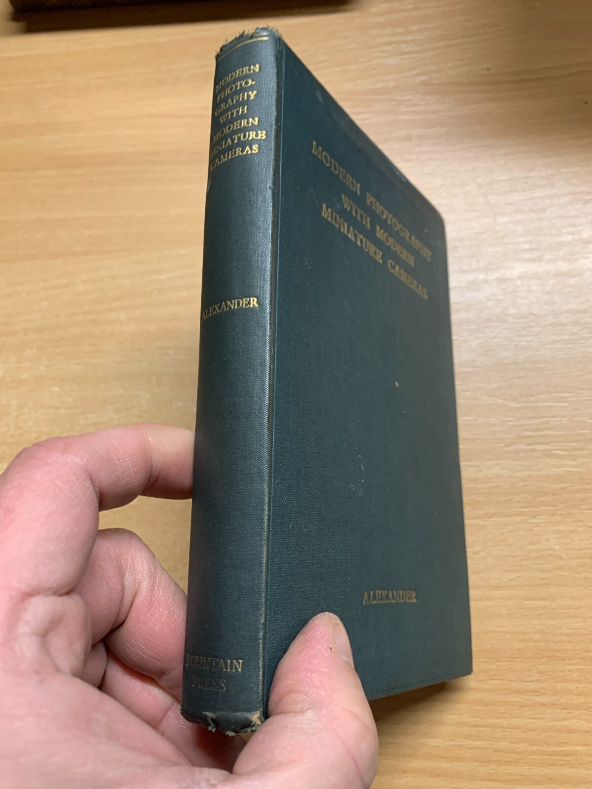 1934 « MODERN PHOTOGRAPHY WITH MODERN MINIATURE CAMERAS » SMALL HARDBACK BOOK (P2)