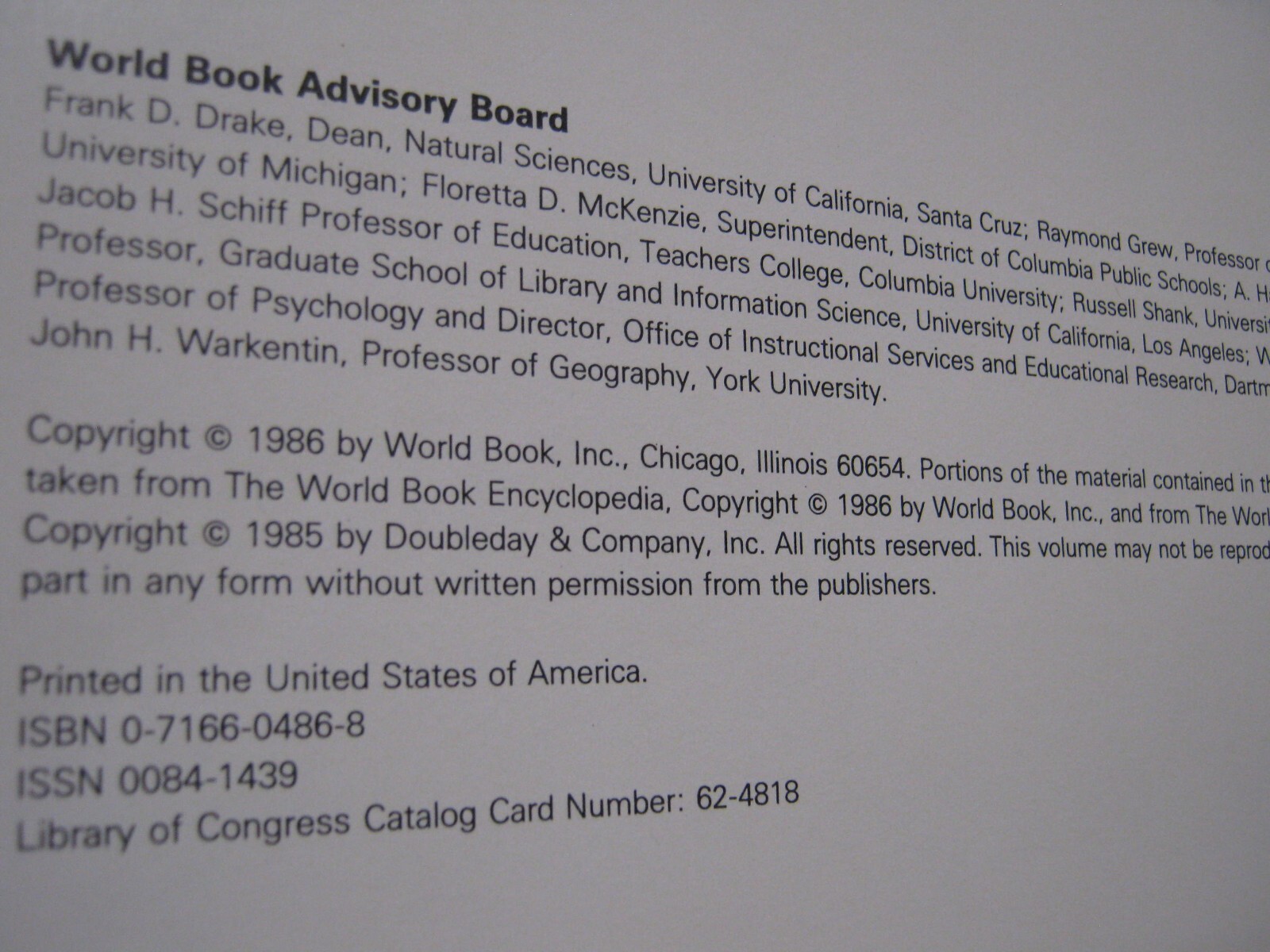The World Book Yearbook 1986, 608 pages