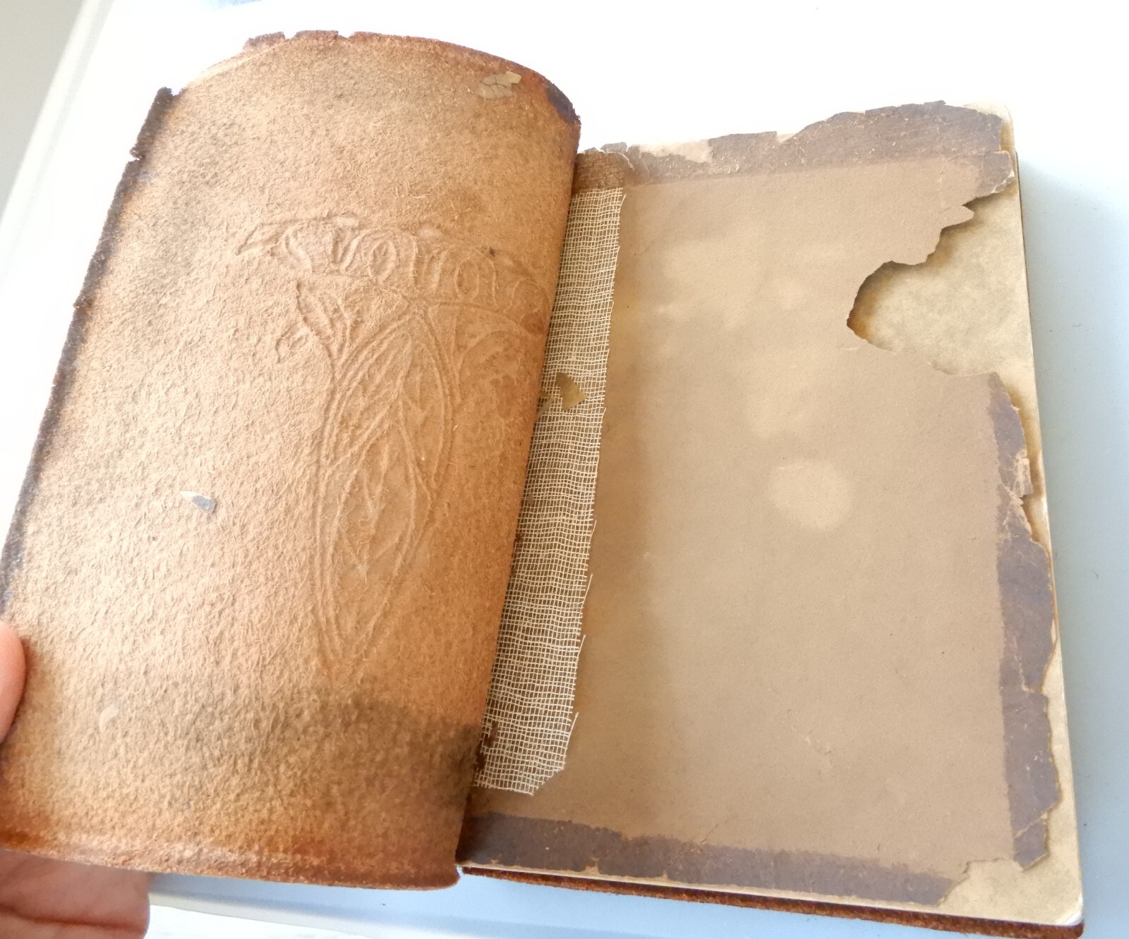 ROBERT BROWNING’S POEMS printed 1896, 512 pages – all pages are intact