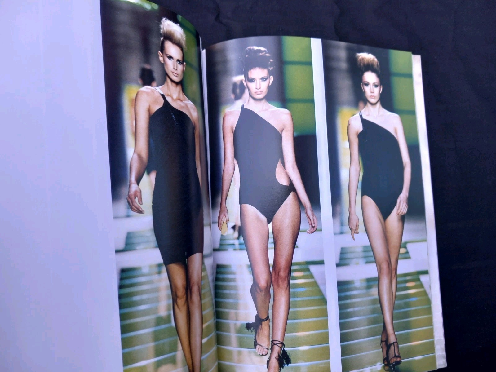 VERSACE Versus Womens Runway Collection – Spring/Summer 2001- small format