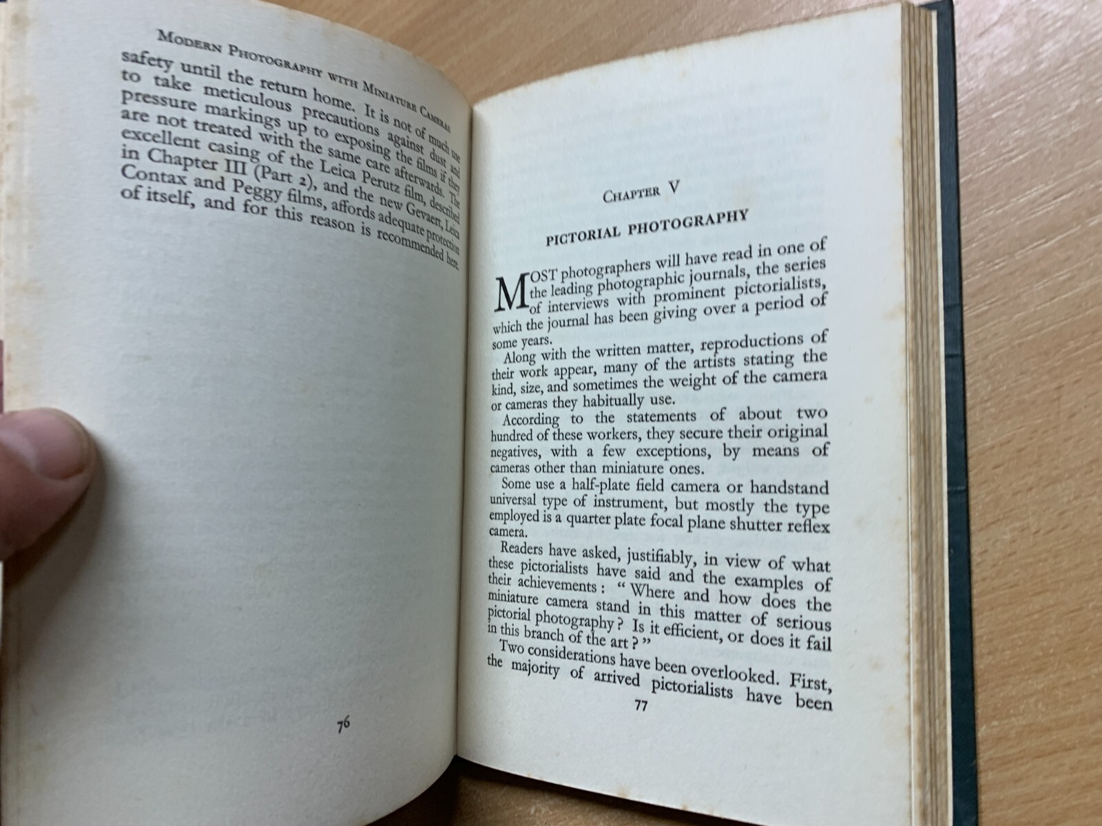 1934 « MODERN PHOTOGRAPHY WITH MODERN MINIATURE CAMERAS » SMALL HARDBACK BOOK (P2)