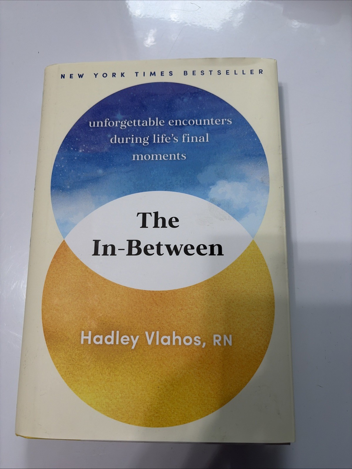 In-Between : Unforgettable Encounters During Life&rsquo;s Final Moments, Hardcover)