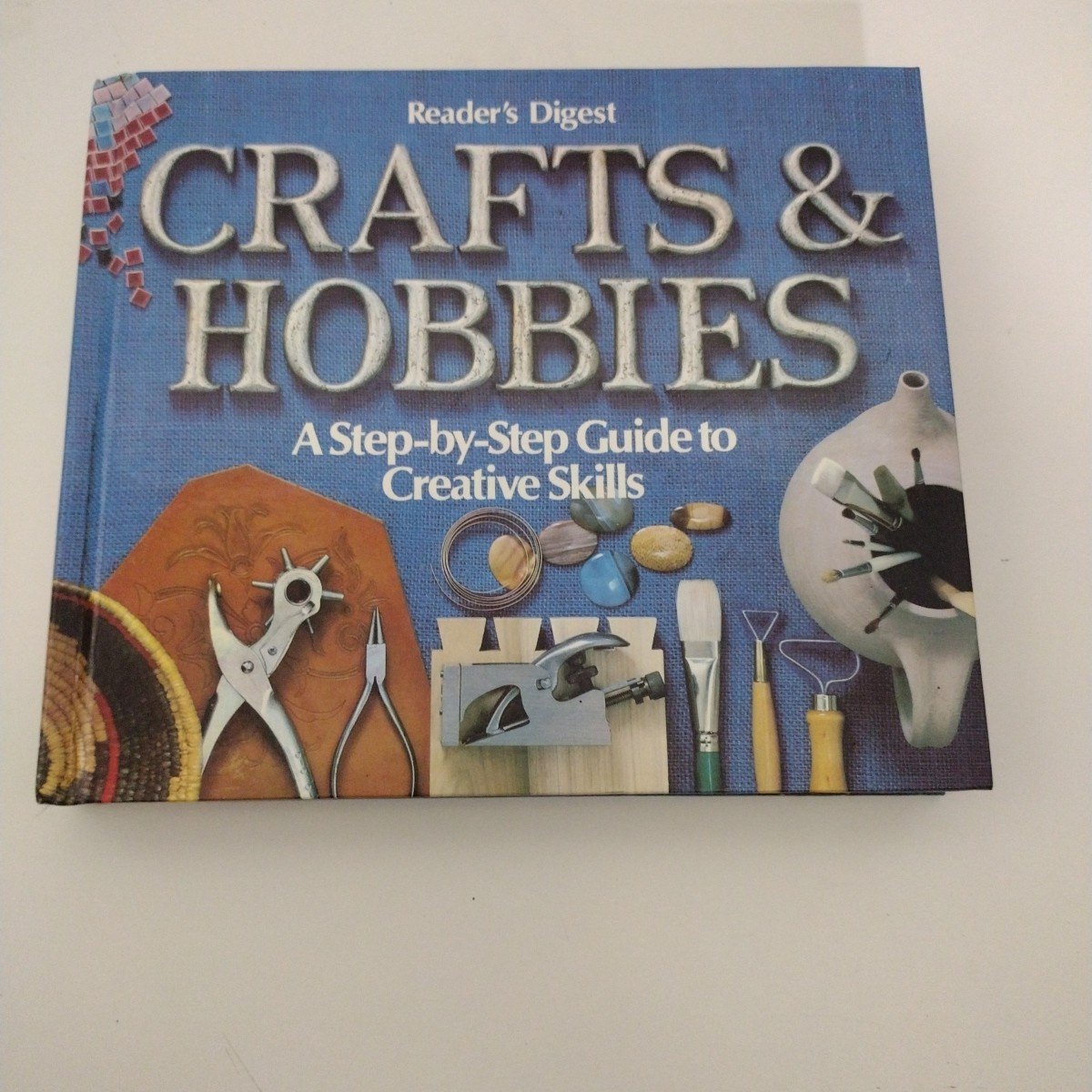 Crafts and Hobbies: A Step-by-Step Guide to Creative Skills by Reader&rsquo;s Digest