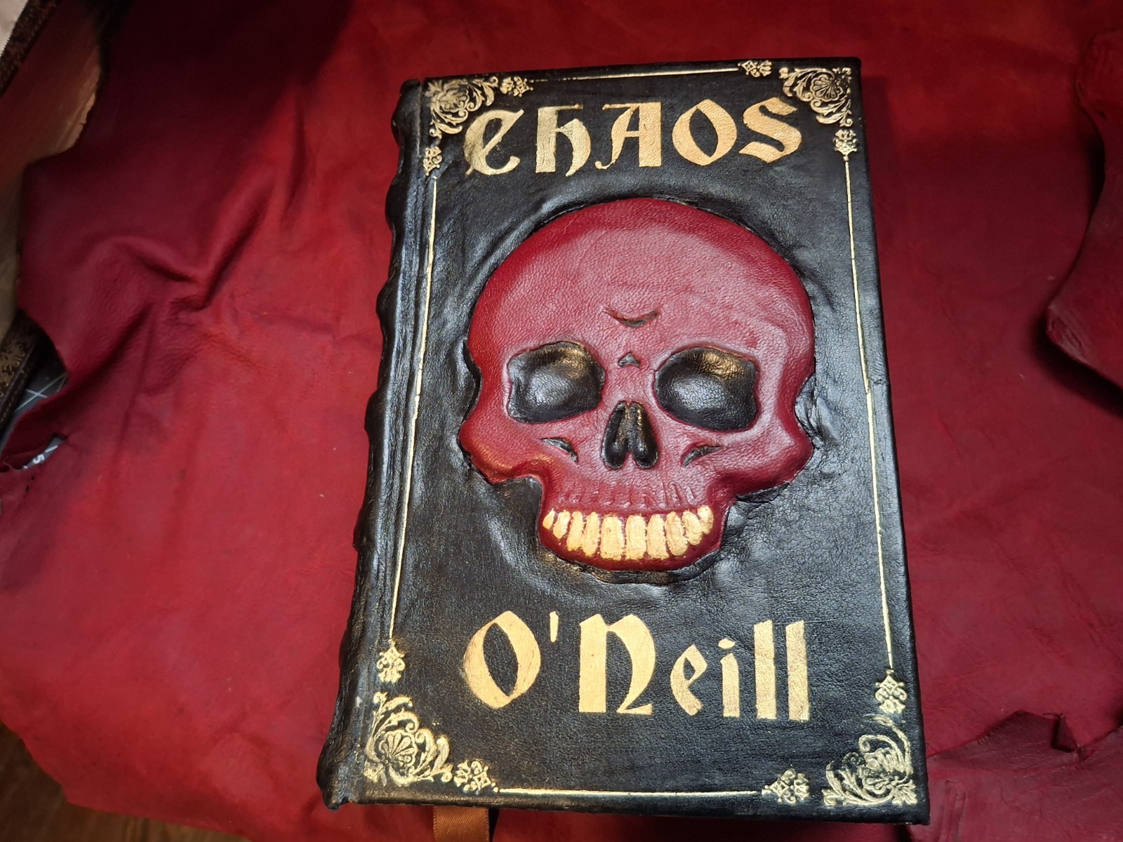 Chaos-Tom O&rsquo;Neill-FORE EDGE PAINTING Leather Red Gold Skull One-of-a-Kind Manson