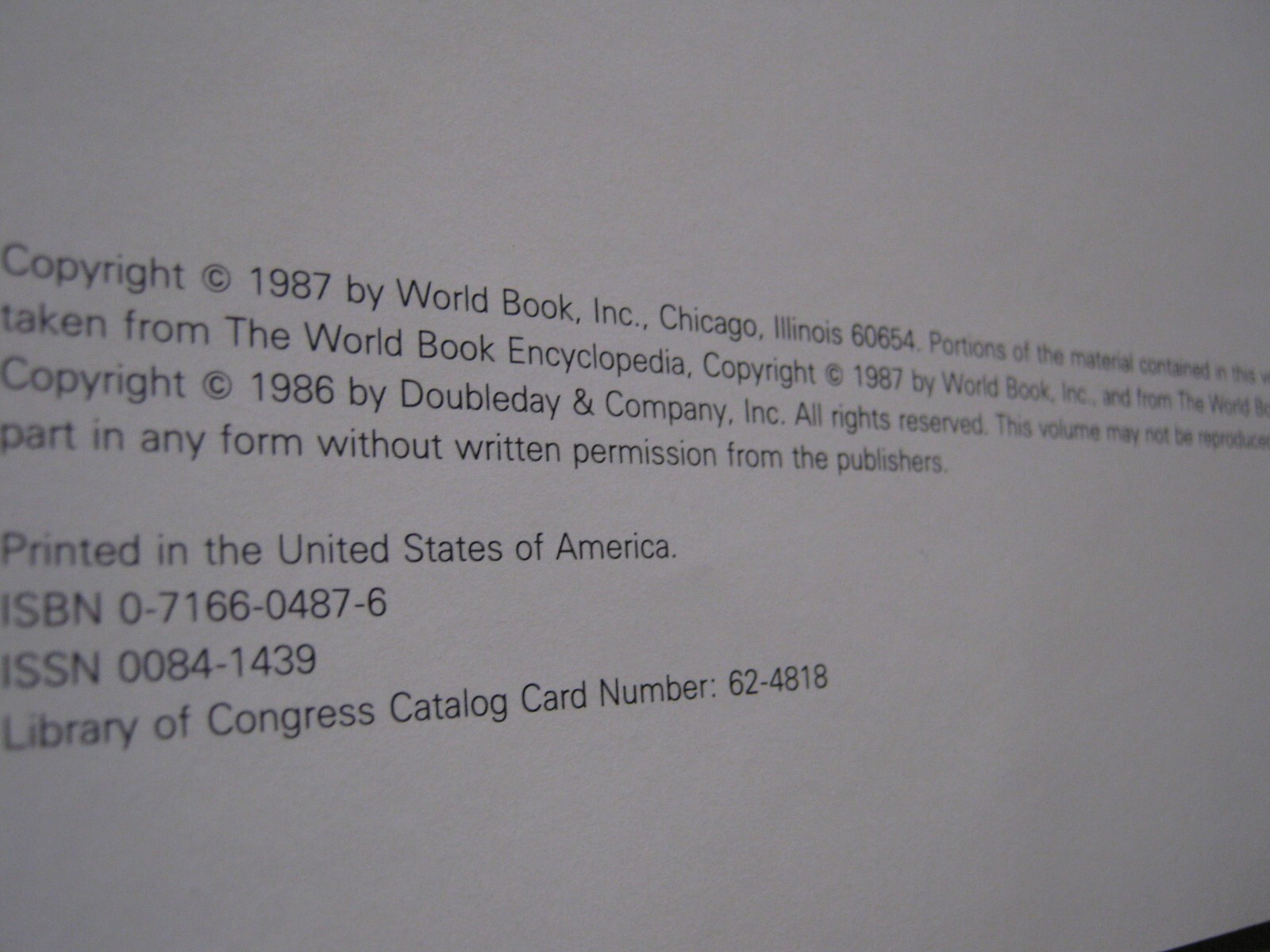 The World Book Yearbook 1987, 608 pages