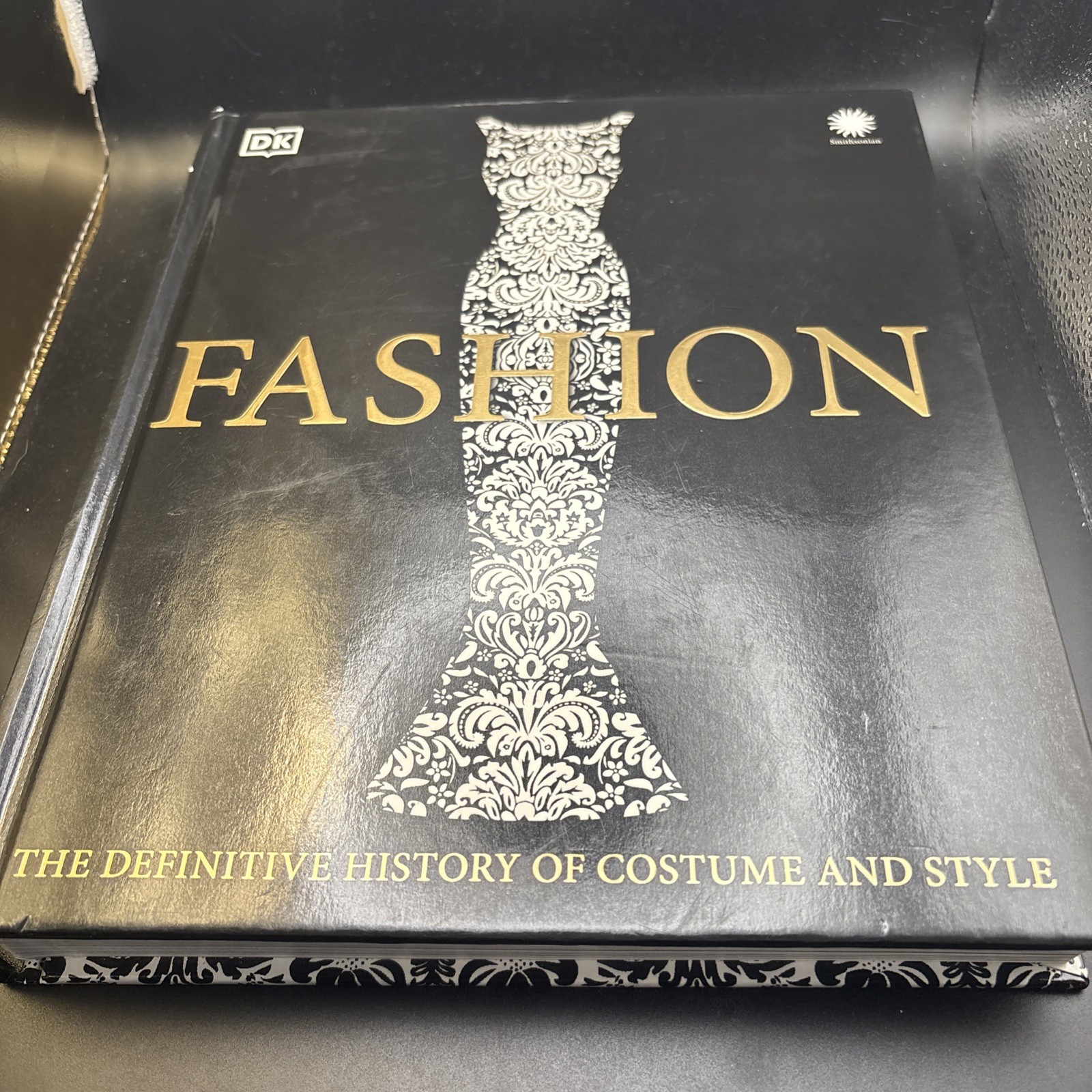 DK Fashion The Definitve History of Costume and Style **LIKE NEW/ FAST 📦💨**