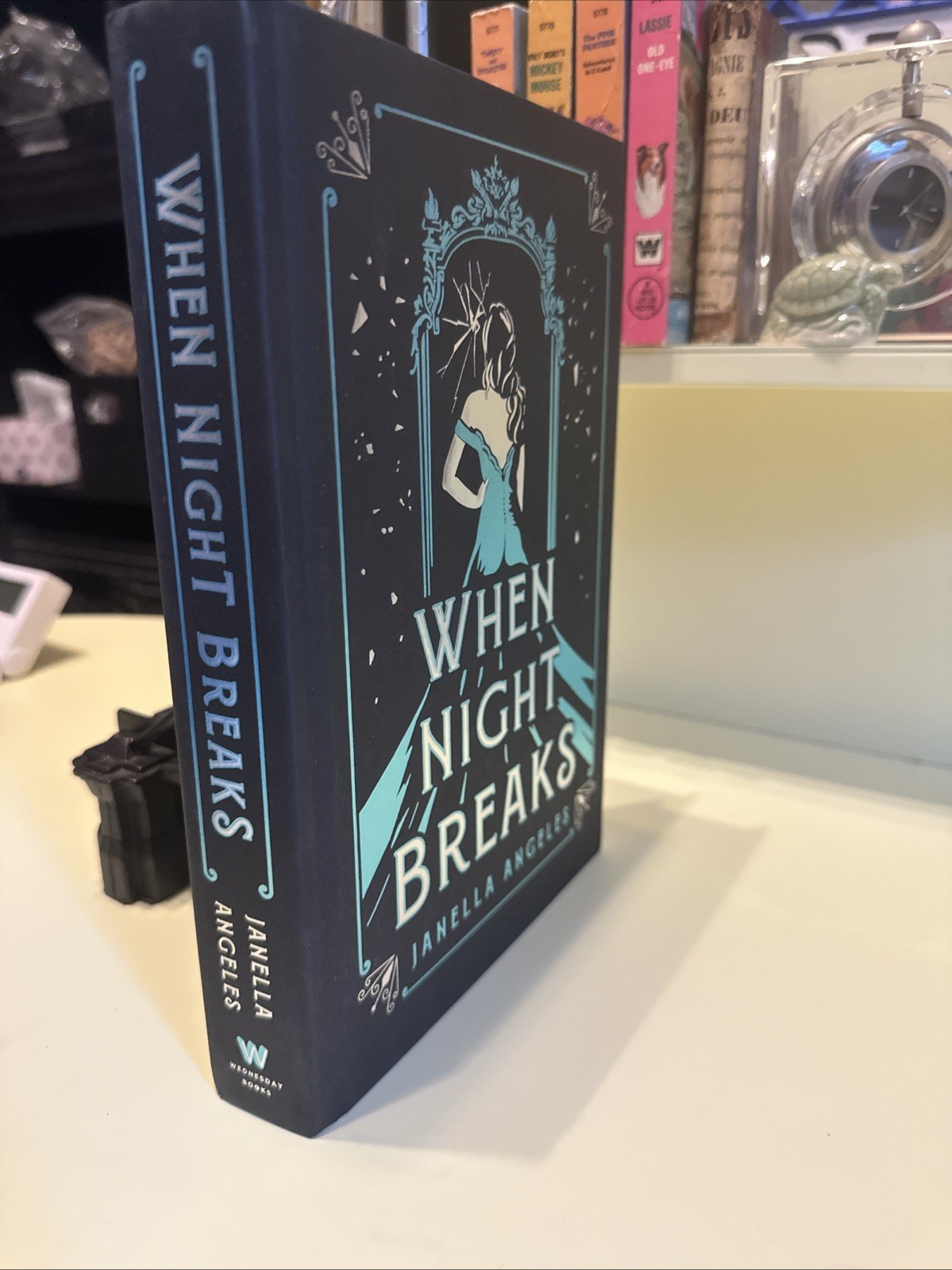 SIGNED FIRST EDITION WHEN NIGHT BREAKS JANELLA ANGELES HC COLLECTIBLE BOOK L4