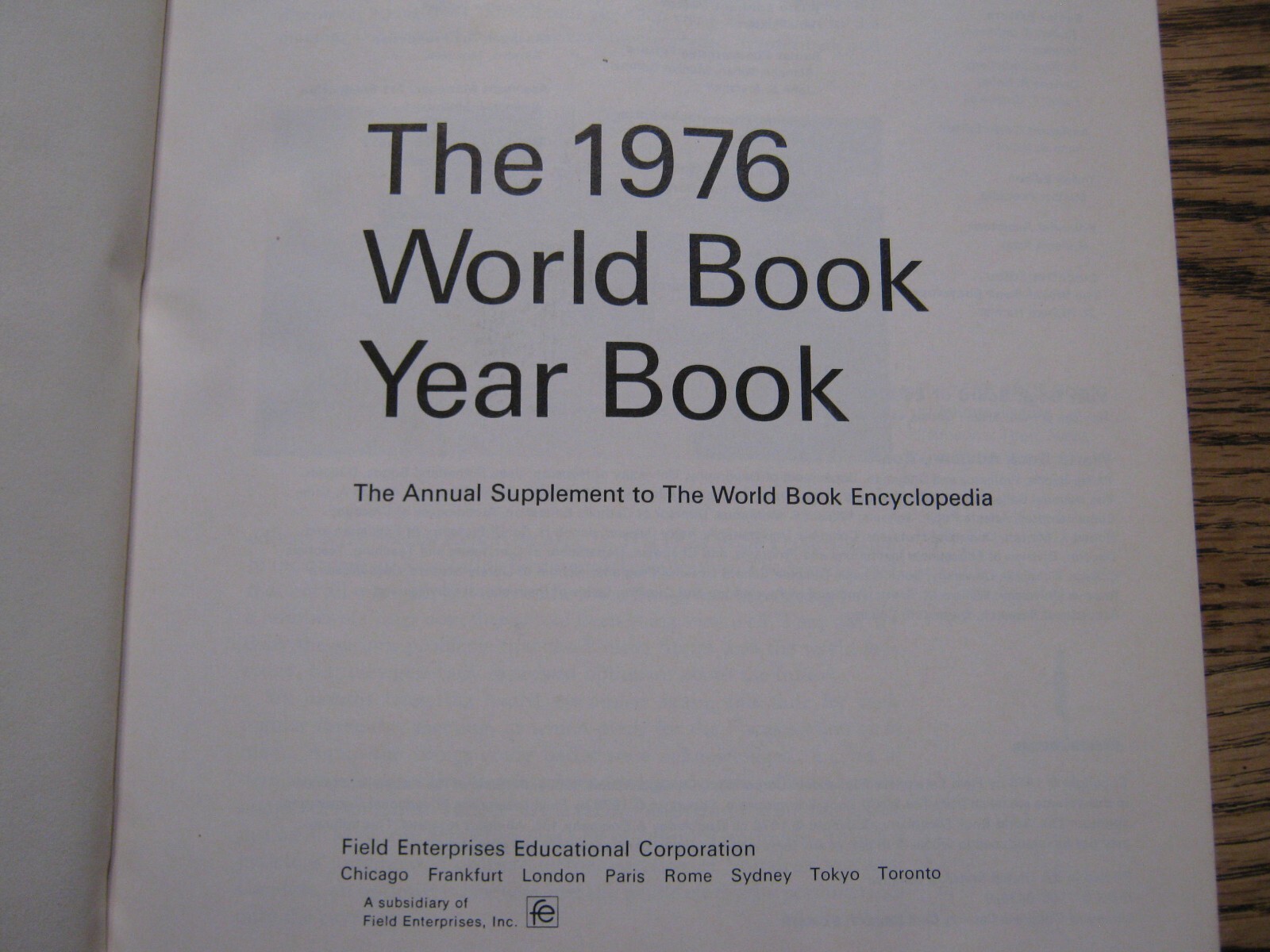 The World Book Yearbook 1976, 608 pages