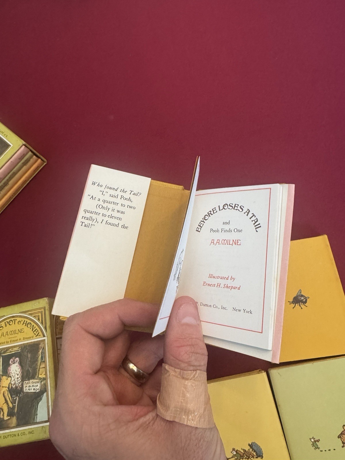 POOH&rsquo;S POT O&rsquo;HONEY 1968 Vintage Mini Book Set Boxed