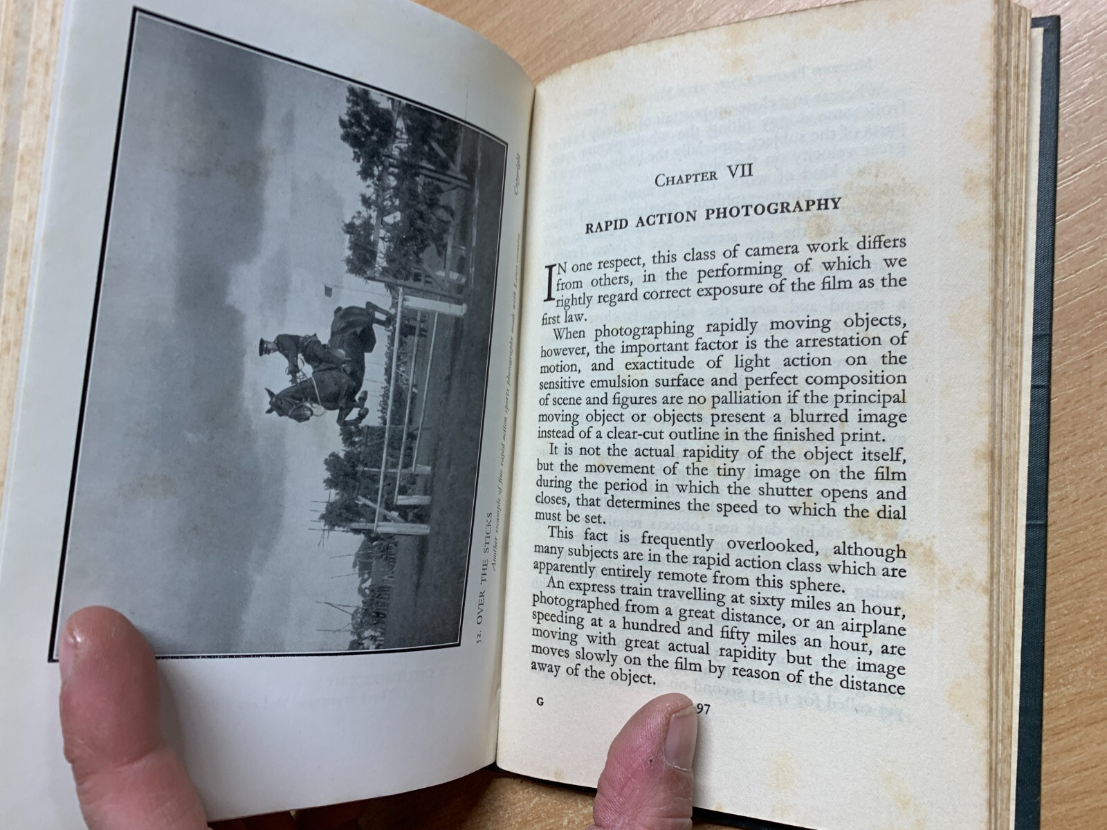 1934 « MODERN PHOTOGRAPHY WITH MODERN MINIATURE CAMERAS » SMALL HARDBACK BOOK (P2)