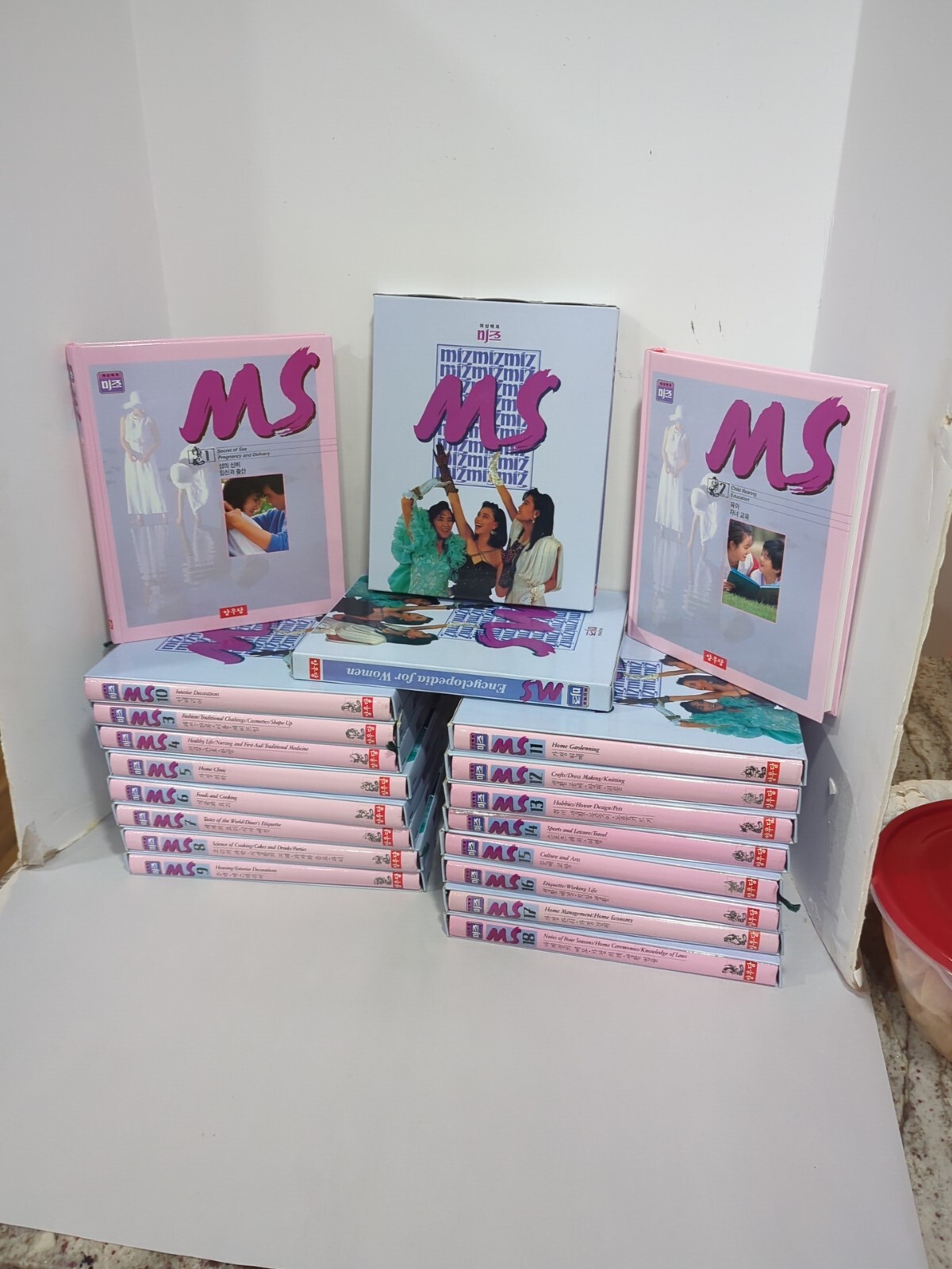 The Encyclopedia For Women « MS » In Korean Language 18 Volumes In Slipcovers