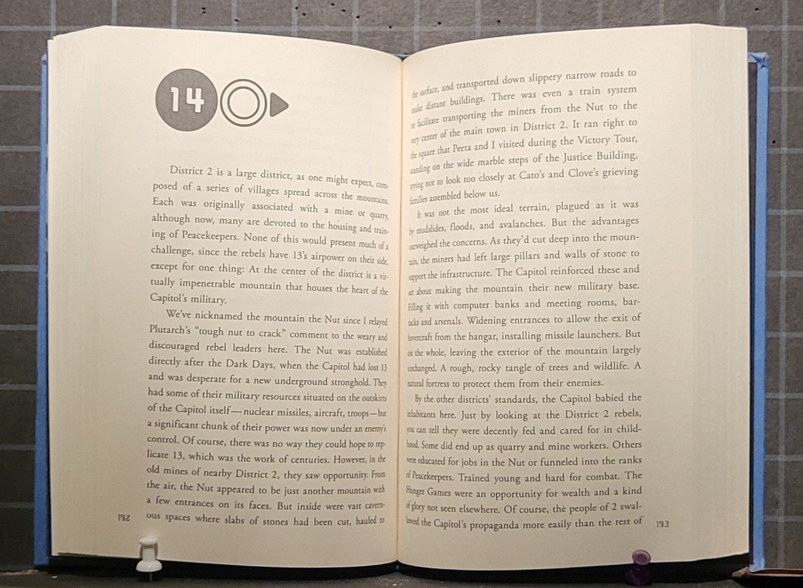 The Hunger Games Ser.: Mockingjay: Book Three by Suzanne Collins 775