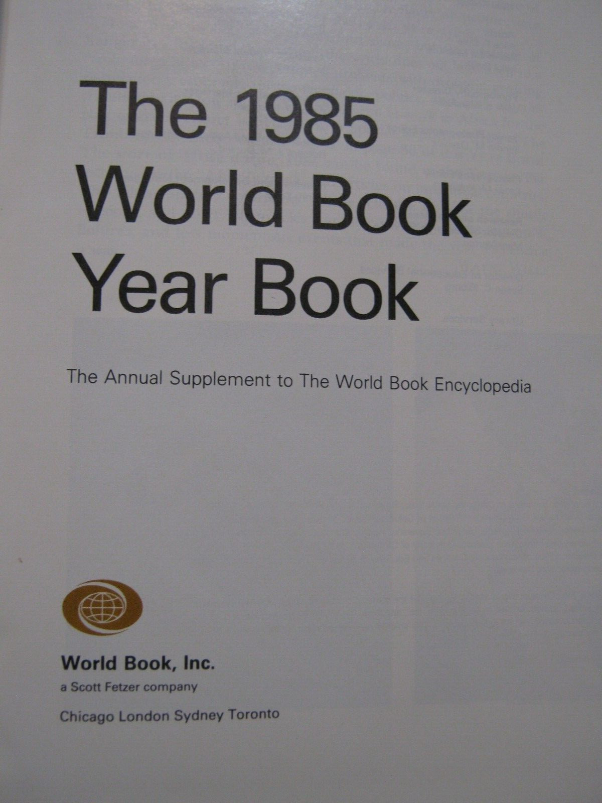The World Book Yearbook 1985, 608 pages