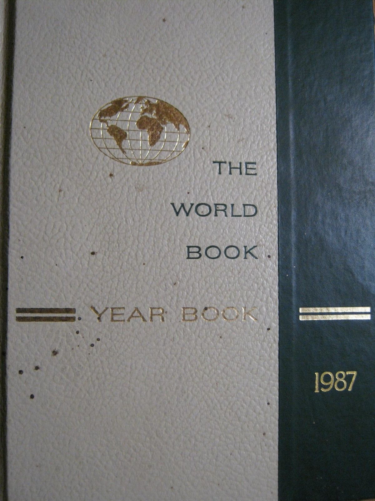 The World Book Yearbook 1987, 608 pages