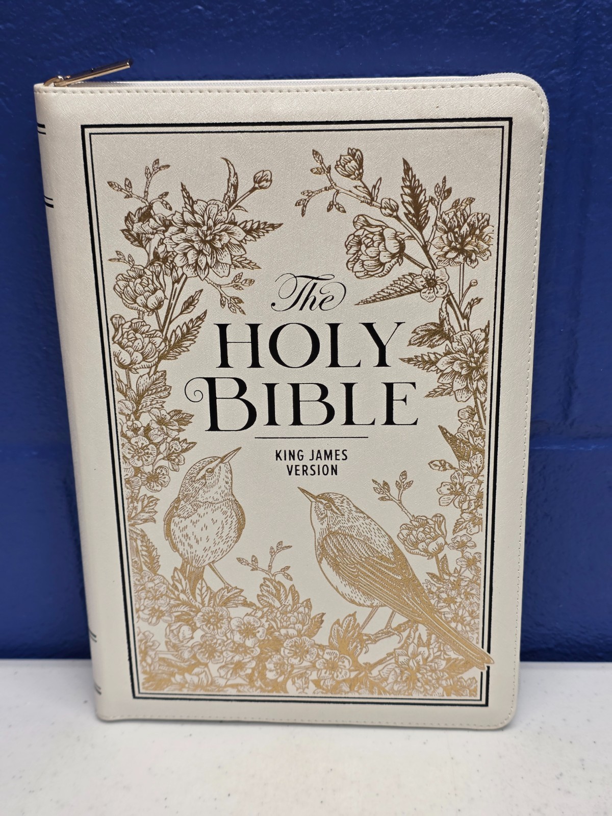 KJV Bible Pocket W/Zip Faux Leather, White/Gold by Christian Art Gifts (English)