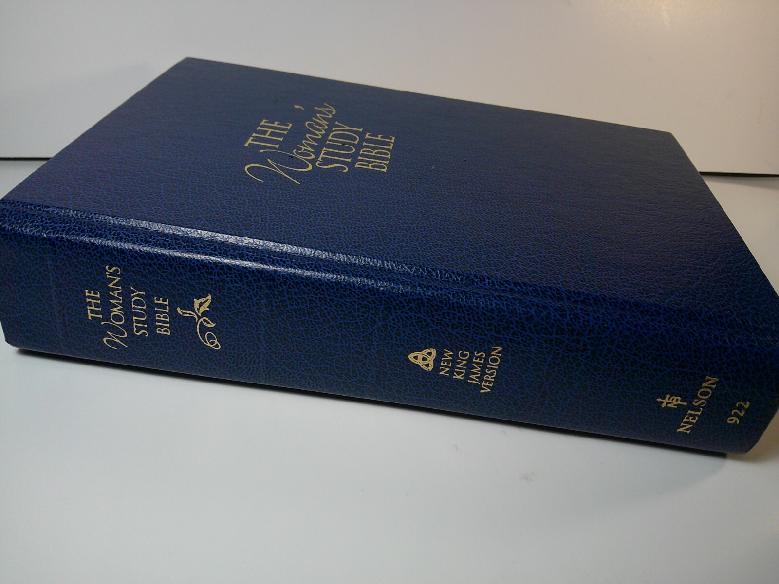 THE WOMAN&rsquo;S STUDY BIBLE NEW KING JAMES VERSION NELSON 922 BLUE HB 1995