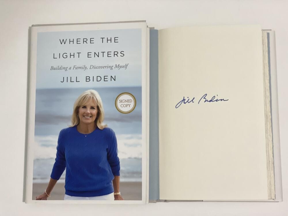 FIRST LADY DR JILL BIDEN SIGNED AUTOGRAPH « WHERE THE LIGHT ENTERS » BOOK W/ ACOA