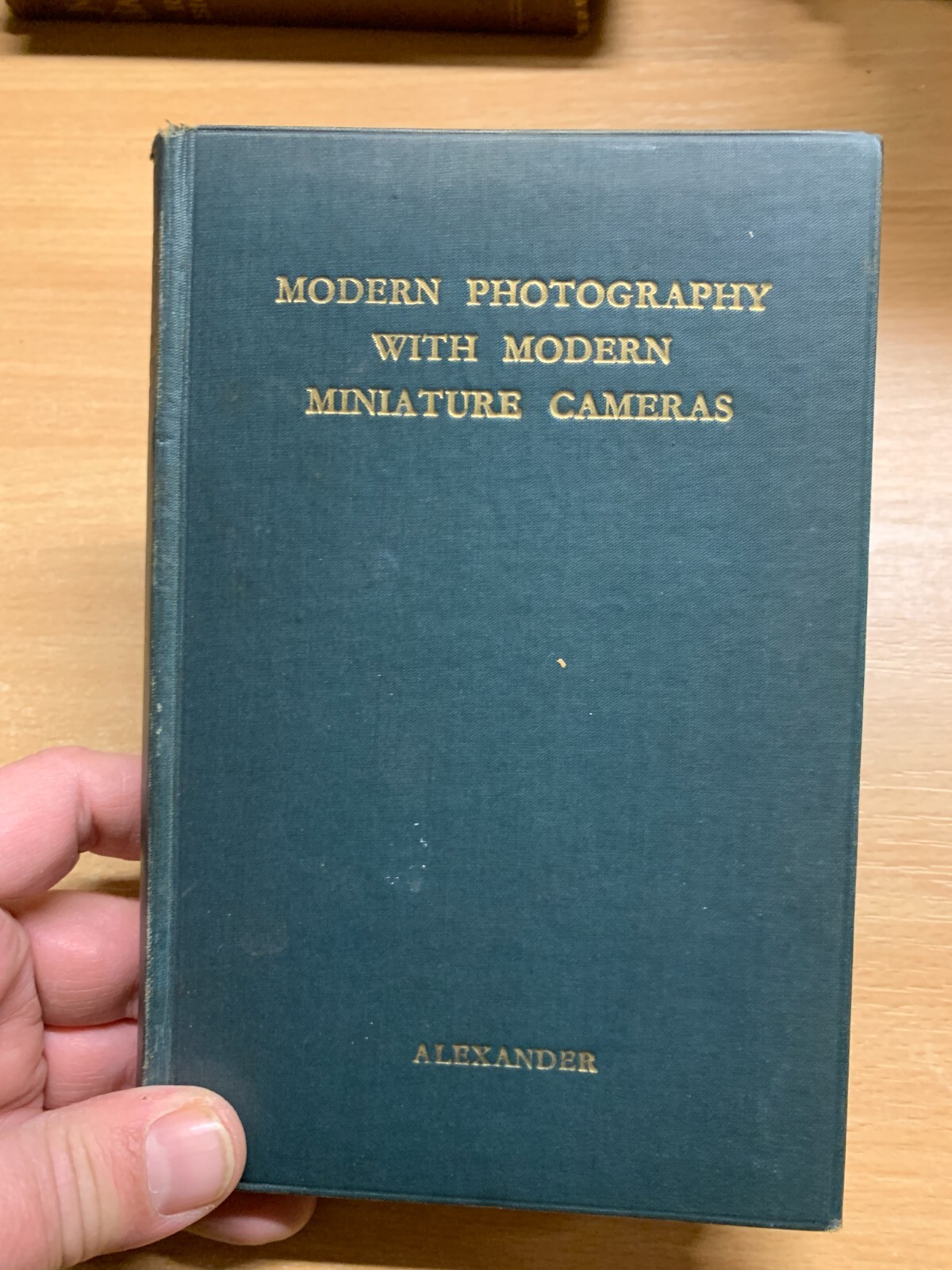 1934 « MODERN PHOTOGRAPHY WITH MODERN MINIATURE CAMERAS » SMALL HARDBACK BOOK (P2)