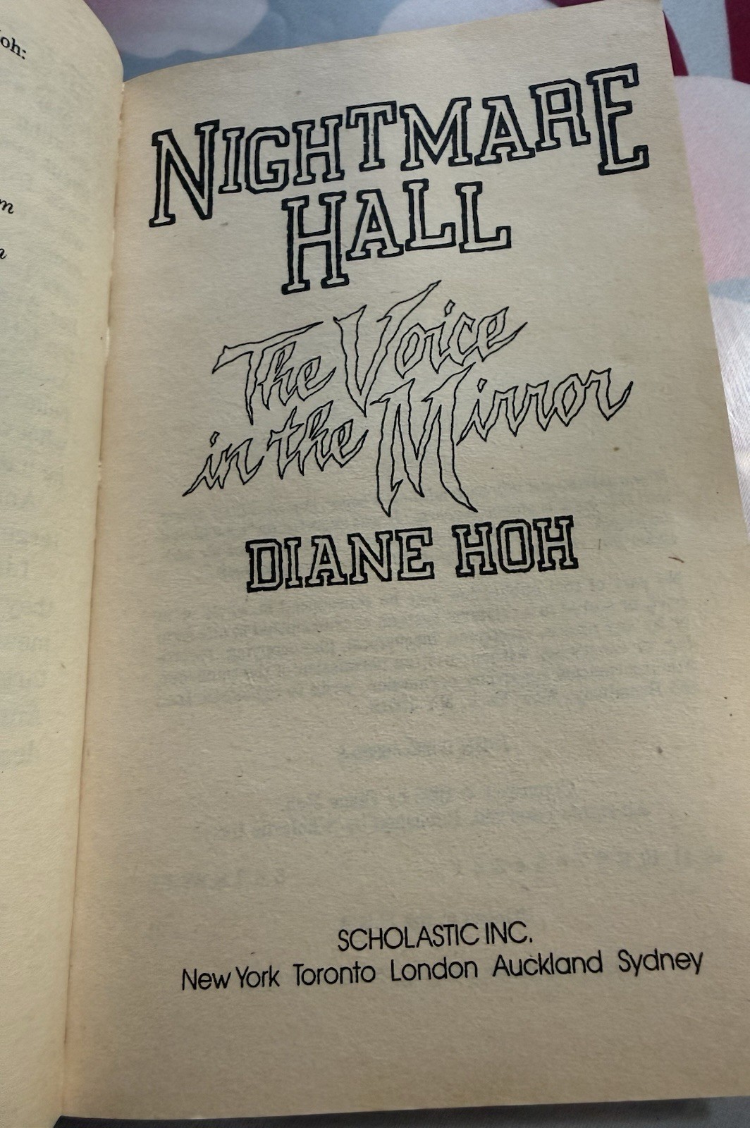 Voice in the Mirror by Diane Hoh (1995, Trade Paperback) 1st Printing.