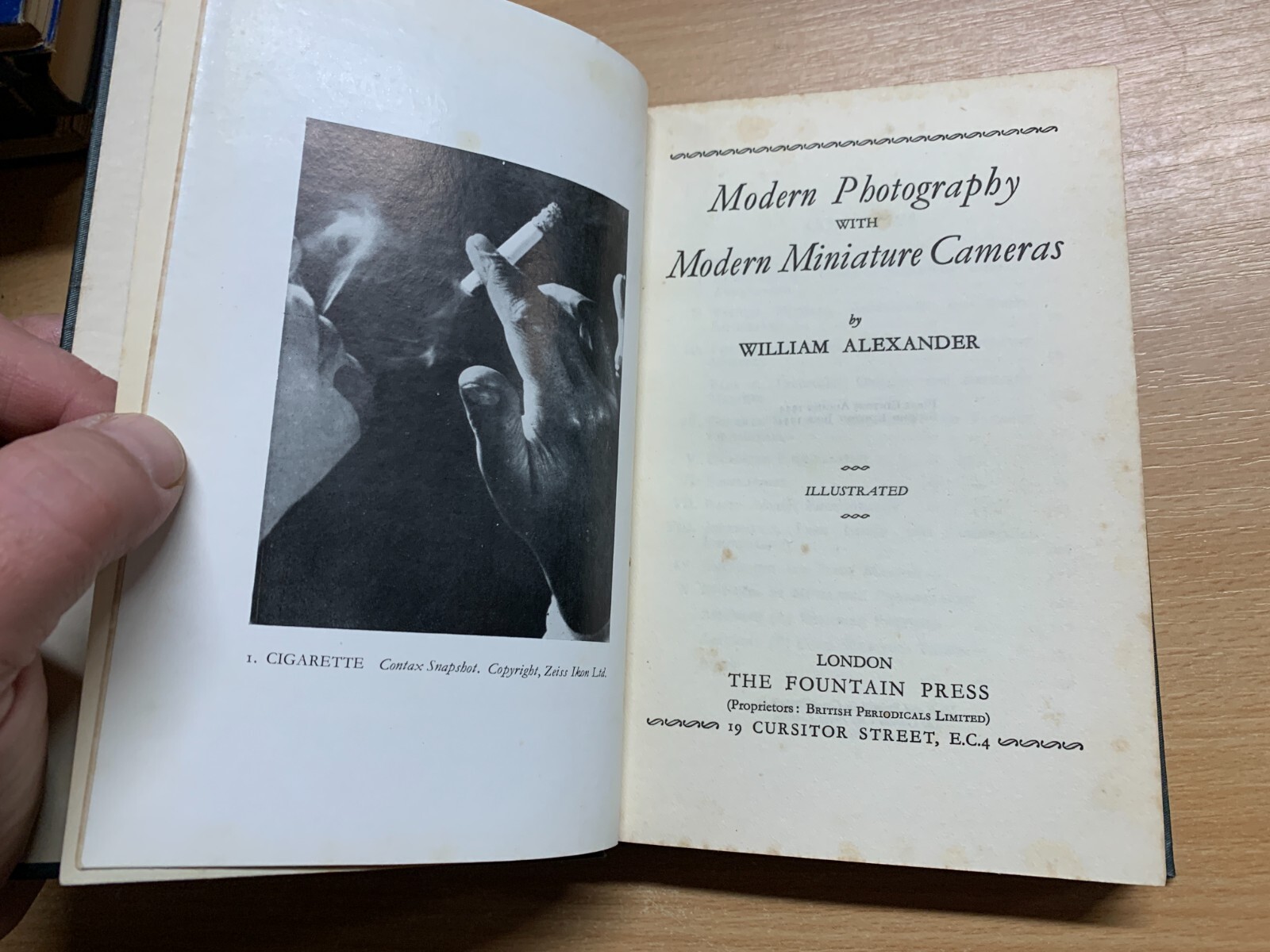 1934 « MODERN PHOTOGRAPHY WITH MODERN MINIATURE CAMERAS » SMALL HARDBACK BOOK (P2)