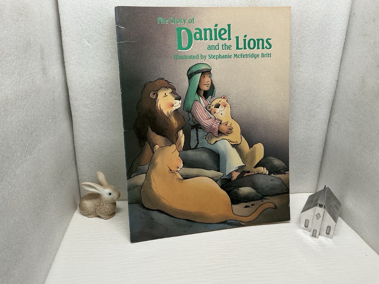 The Story Of “Daniel And the Lions By Stephanie Birtt (Paperback ) Like New