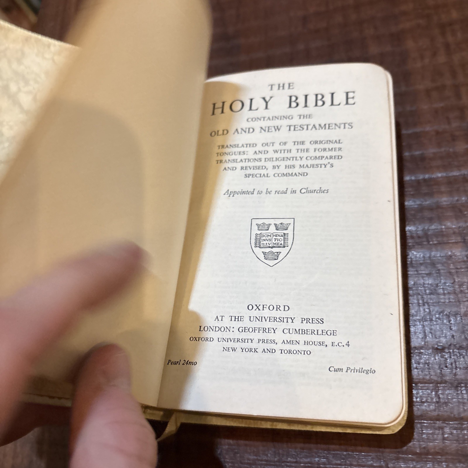 Holy Bible KJV Oxford 01225 White Pocket 5.5 in Vintage Great Britain Gold Edges