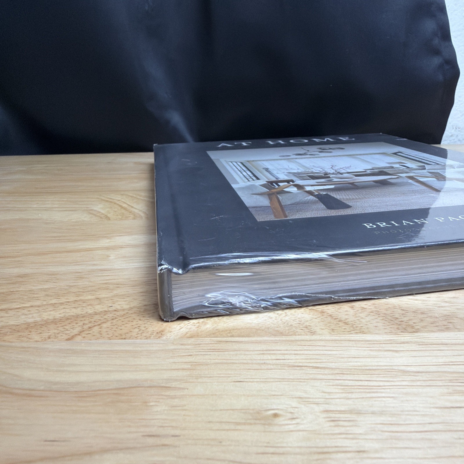 At Home : Evocative and Art-Forward Interiors by Brian Paquette (2021,…