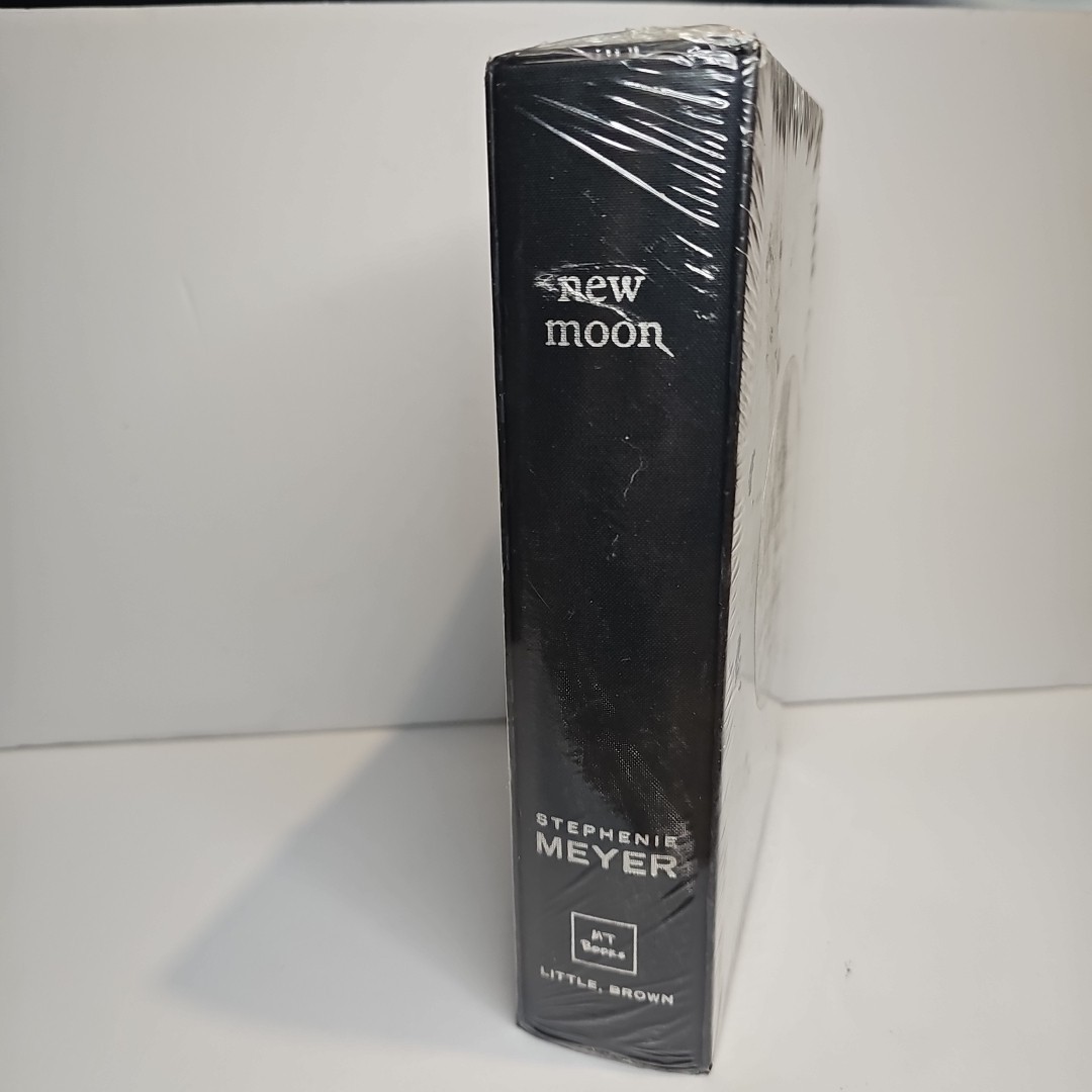 New Moon by Stephenie Meyer Collector&rsquo;s Edition Deluxe Slipcase Cloth Cover