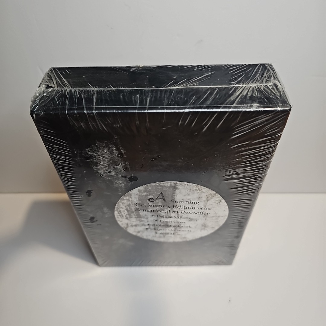 New Moon by Stephenie Meyer Collector&rsquo;s Edition Deluxe Slipcase Cloth Cover