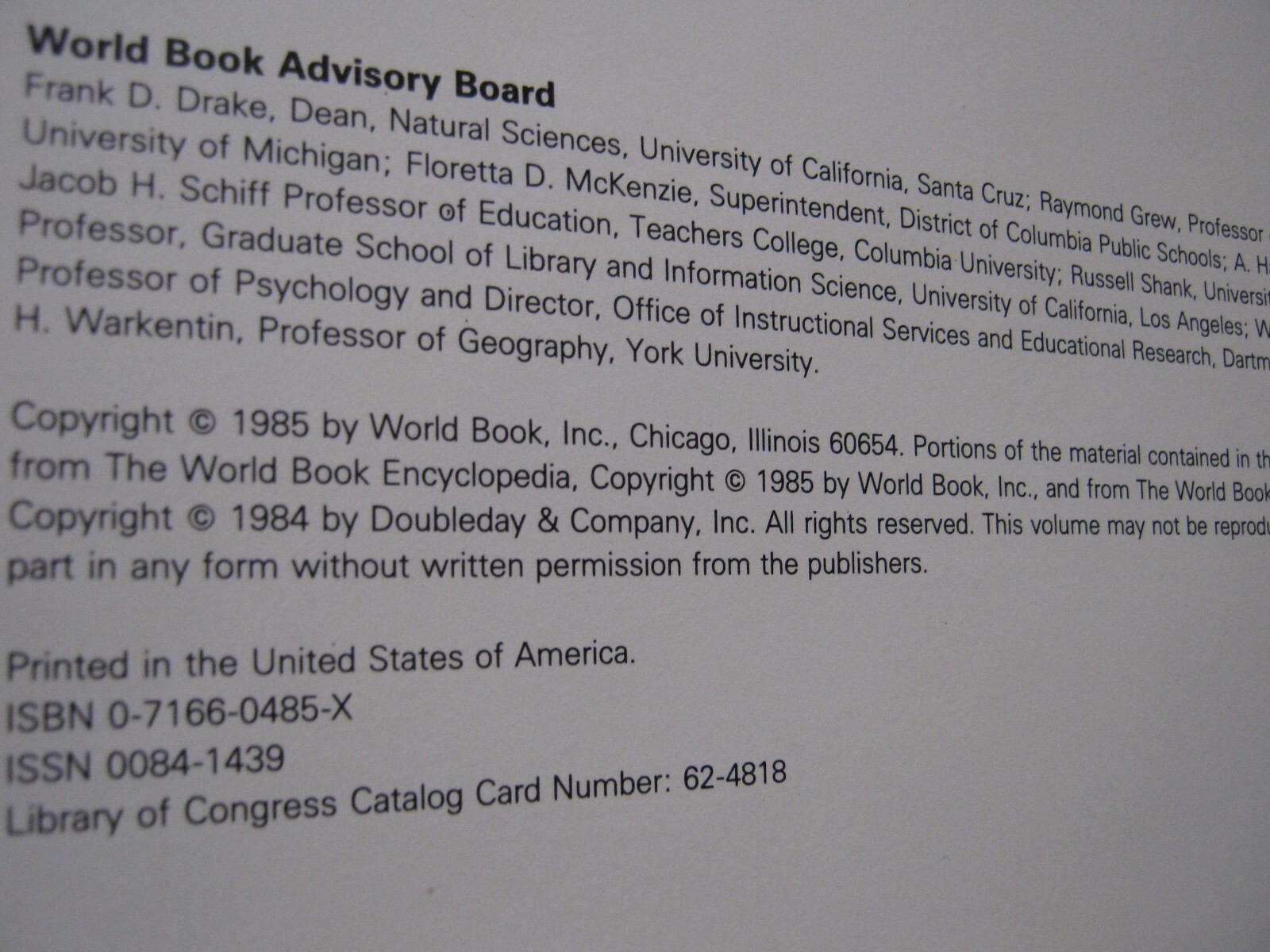 The World Book Yearbook 1985, 608 pages