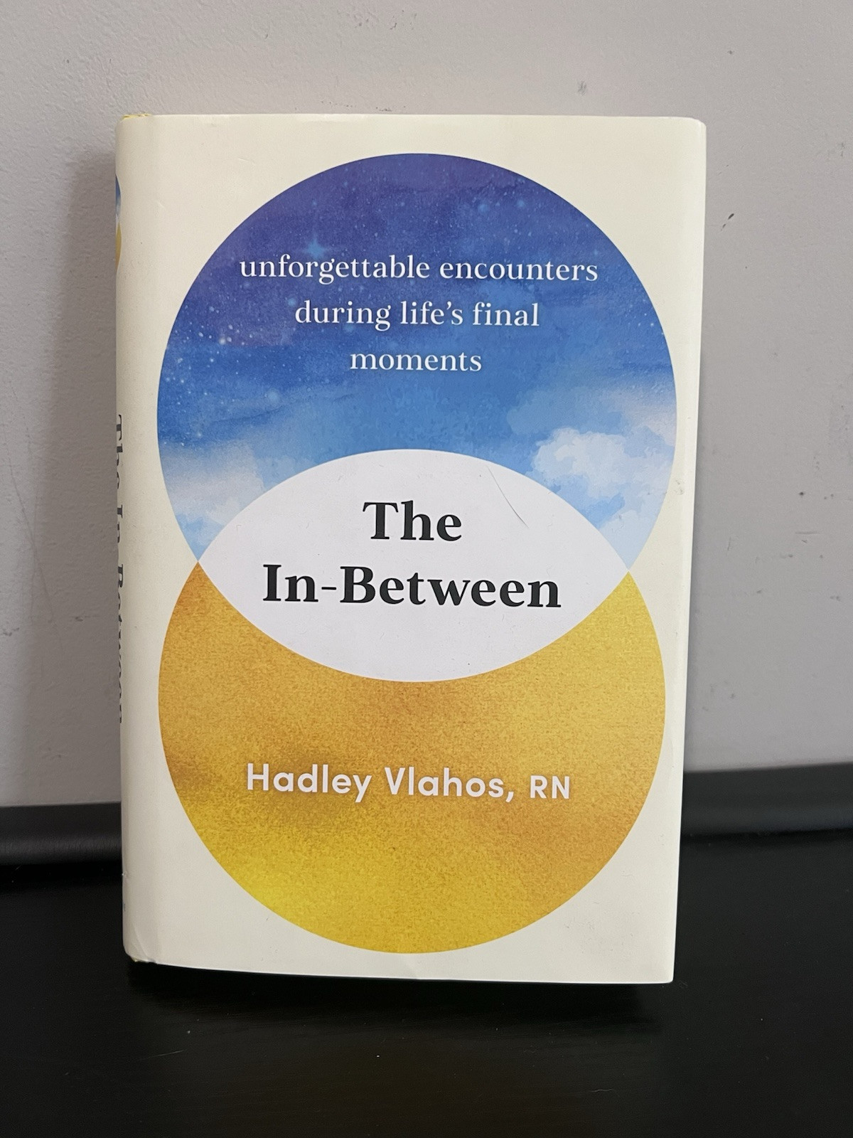 The In-Between: Unforgettable Encounters During Life&rsquo;s Final Moments, Hardcover