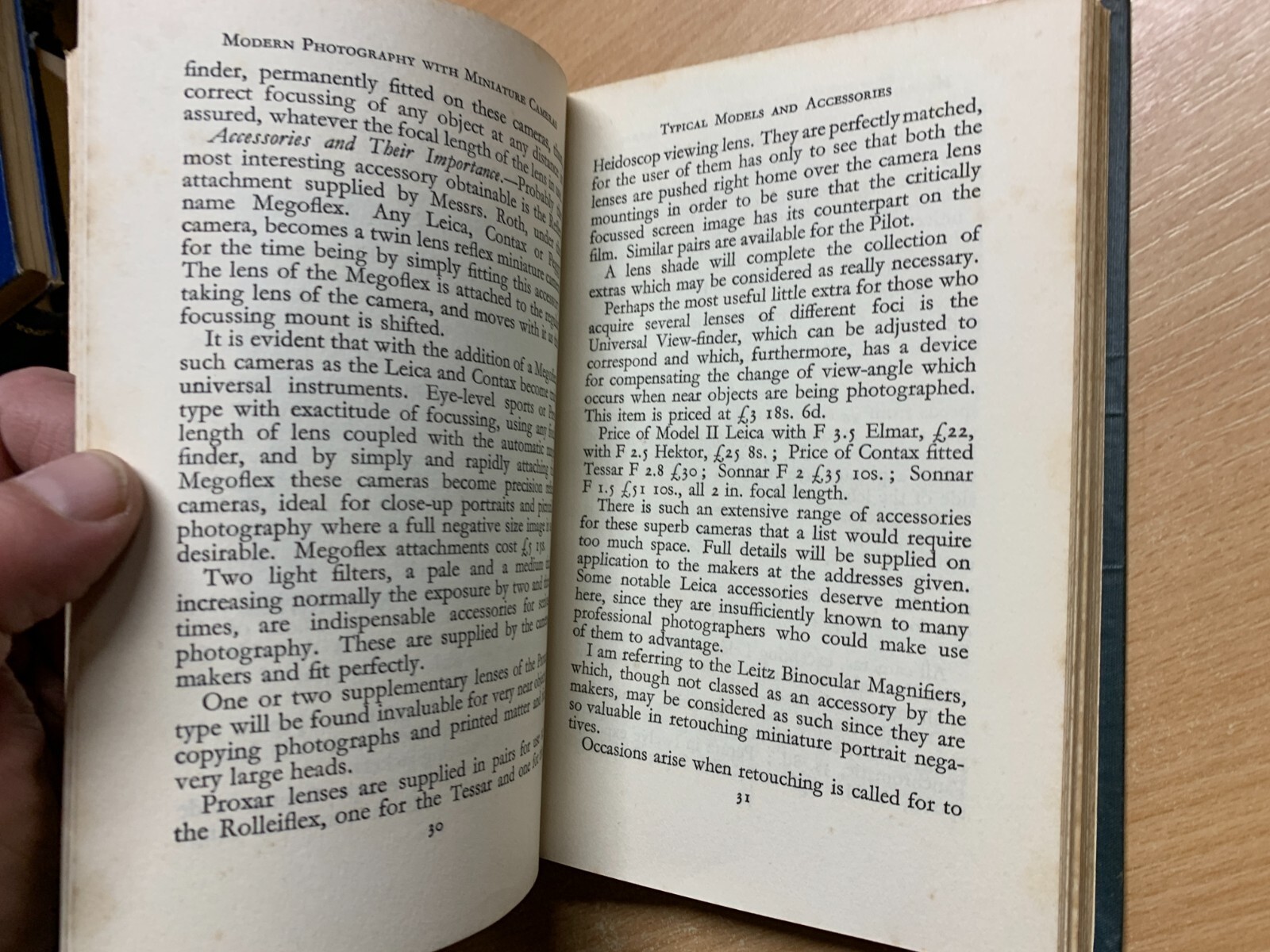 1934 « MODERN PHOTOGRAPHY WITH MODERN MINIATURE CAMERAS » SMALL HARDBACK BOOK (P2)
