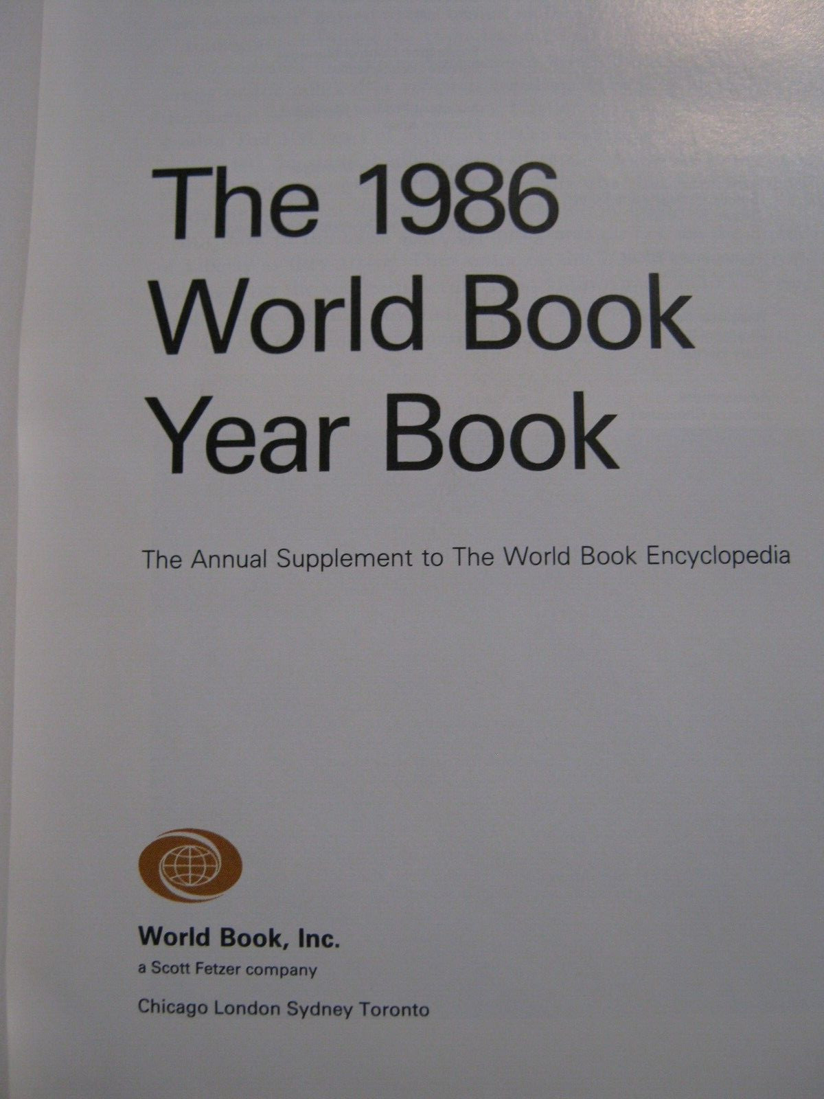 The World Book Yearbook 1986, 608 pages
