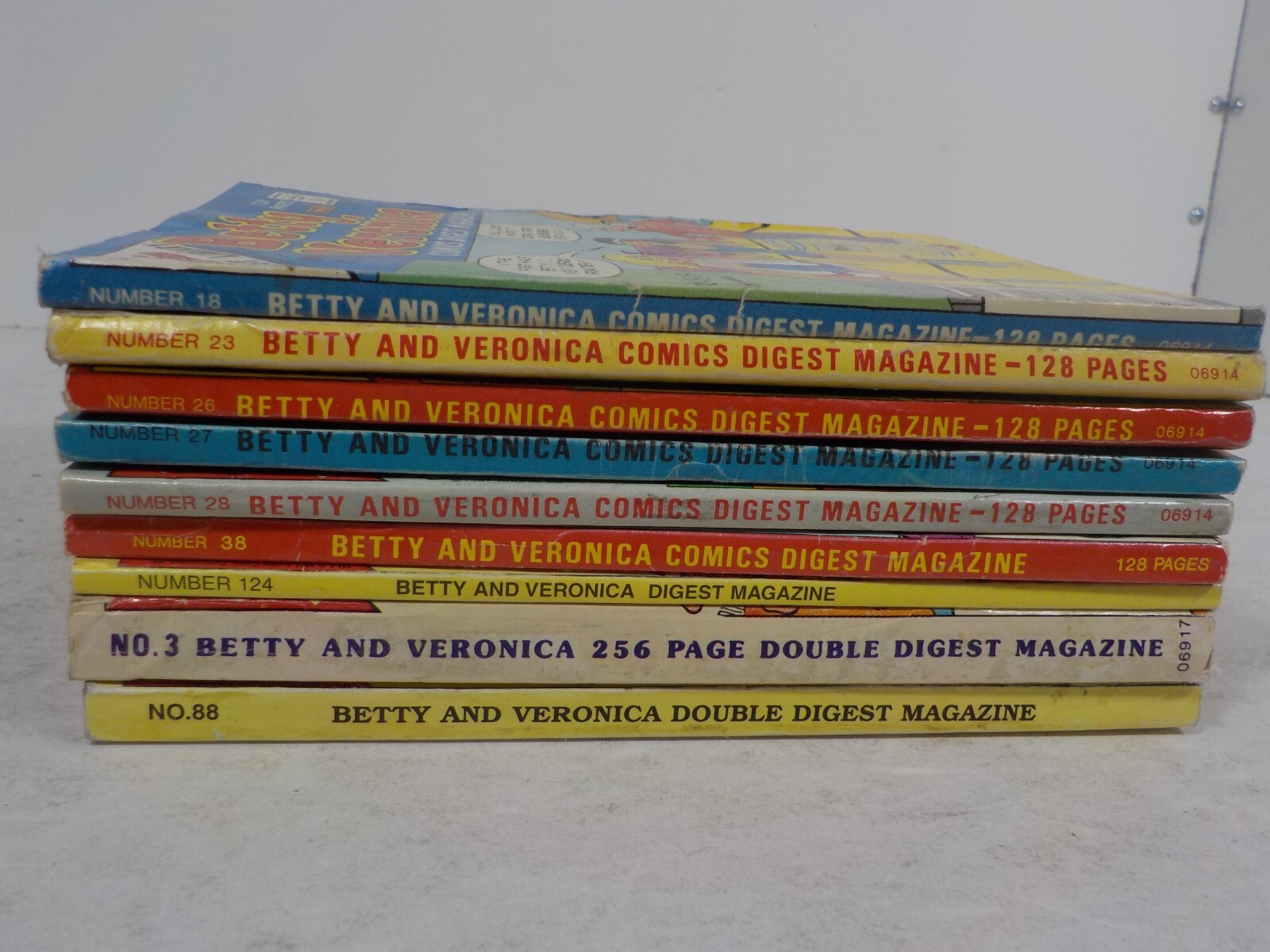 N A1030 The Archie Digest Library Betty and Veronica Comics Lot of 9