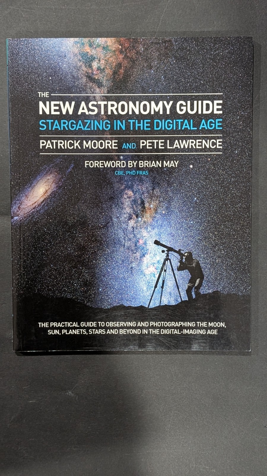 The New Astronomy Guide, Stargazing in the Digital Age. Softcover Book. New.