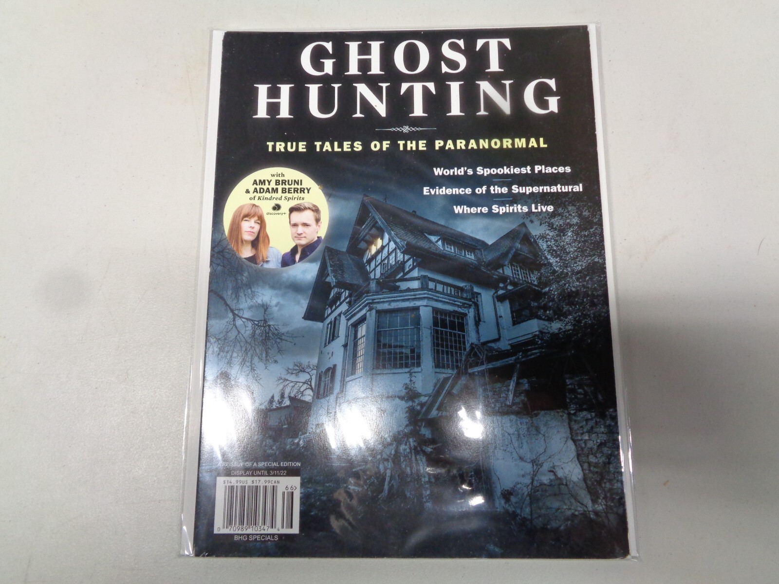 Ghost Hunting True Tales of the Paranormal 2022 Meredith Magazine NEW Amy Bruni