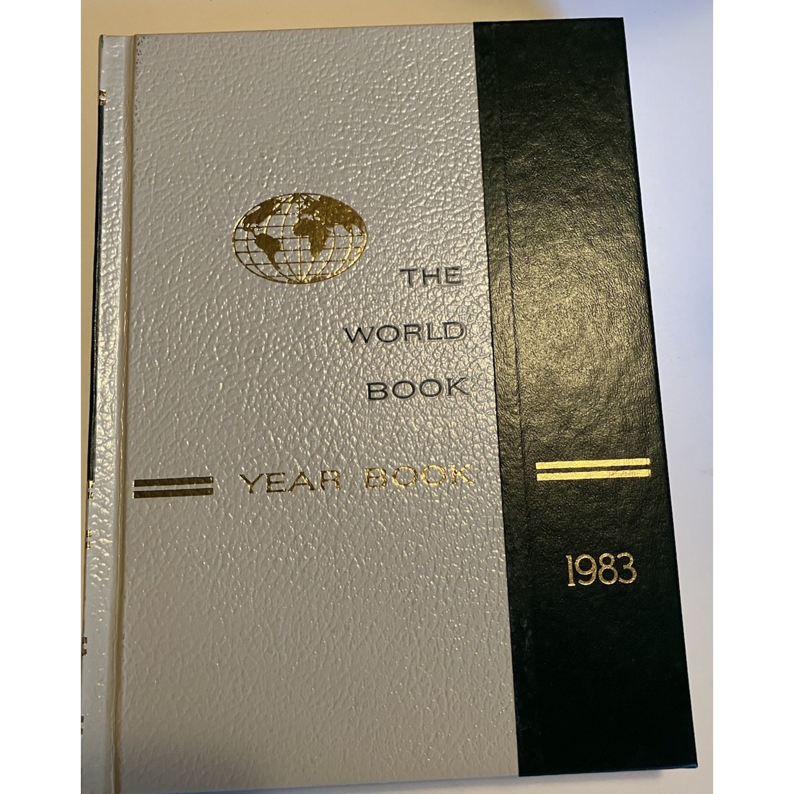 1983 The World Book Encyclopedia Yearbook 1982 Year in Review 608 Pages