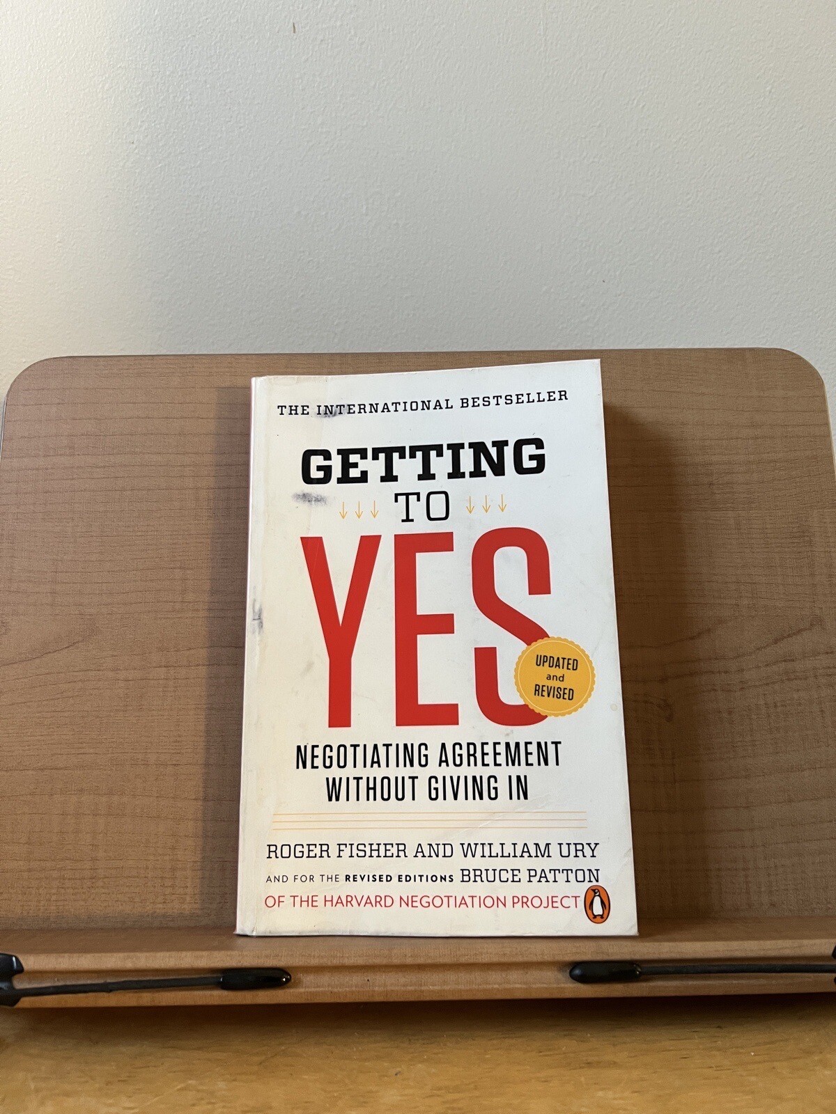 Getting to Yes: Negotiating Agreement Without Giving In – Paperback – VERY GOOD