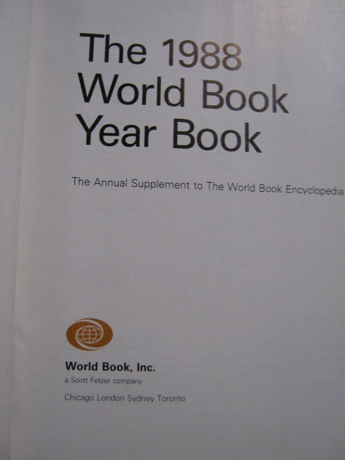 The World Book Yearbook 1988, 592 pages