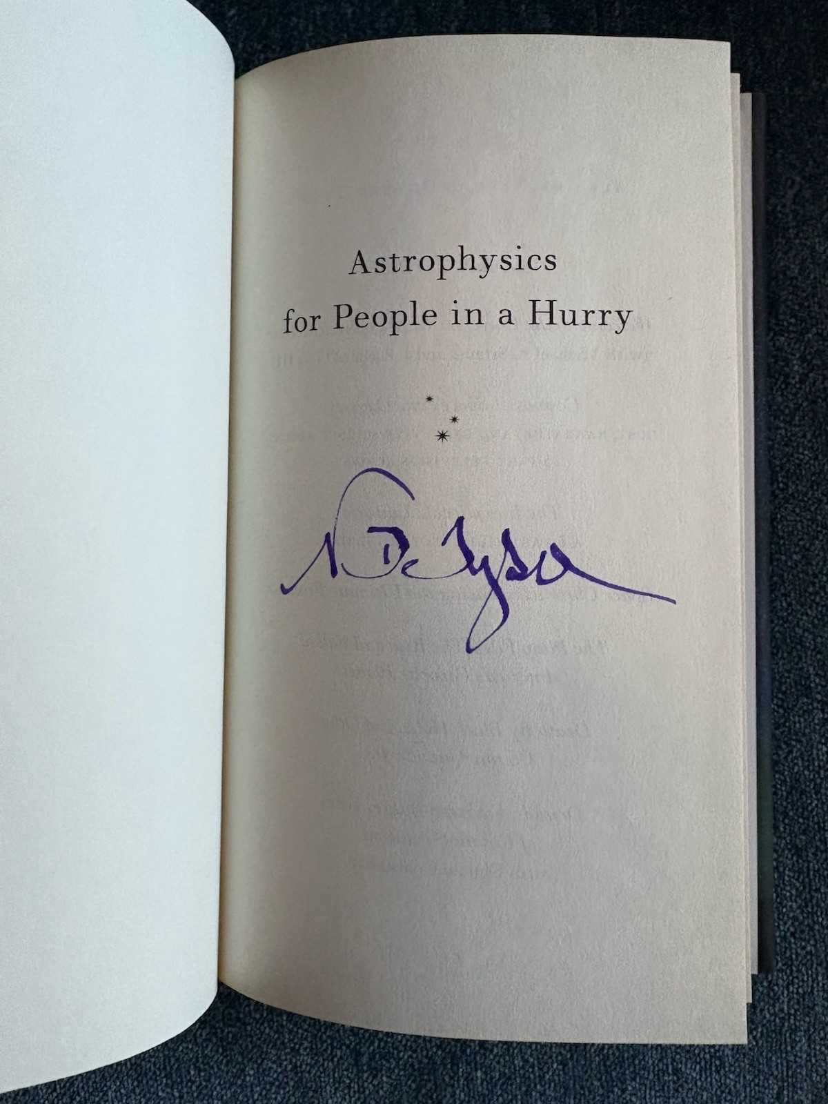 SIGNED « Astrophysics for People in a Hurry » by Neil deGrasse Tyson AUTOGRAPHED