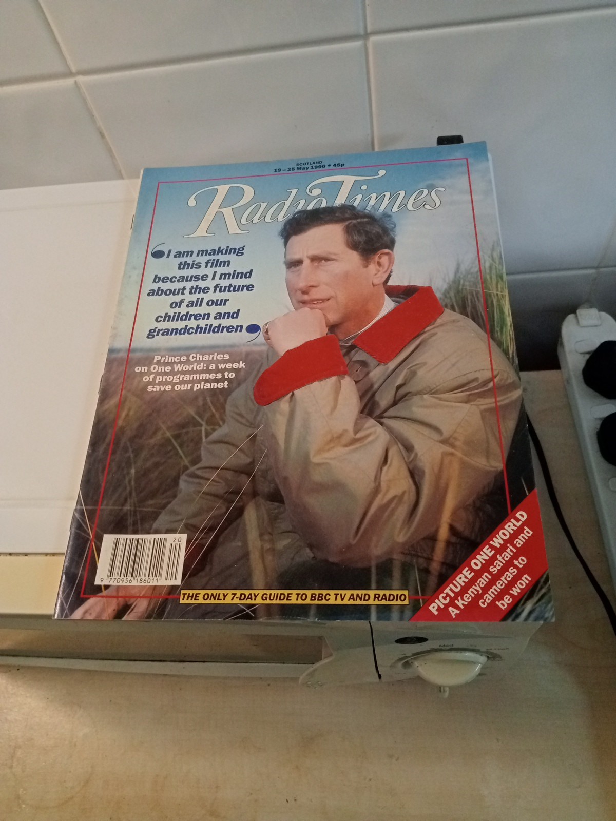 Radio Times 19-25 May 1990 Raymond Burr, Robert Redford