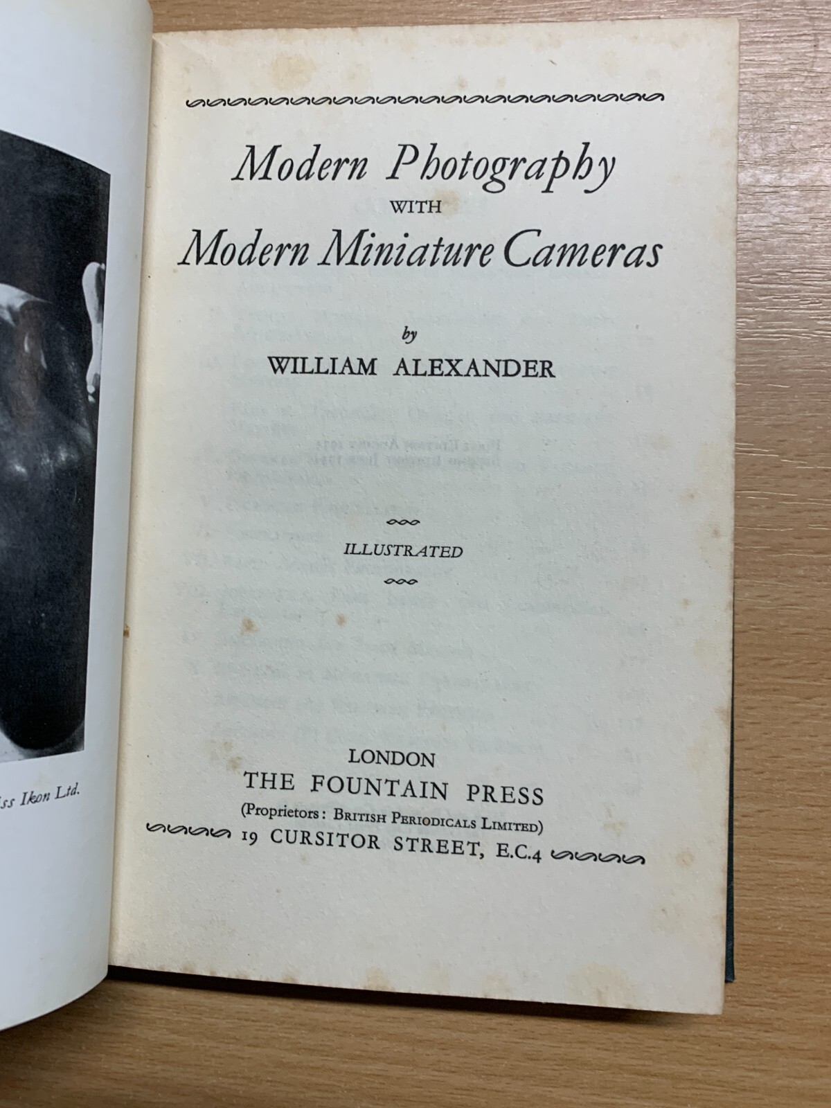 1934 « MODERN PHOTOGRAPHY WITH MODERN MINIATURE CAMERAS » SMALL HARDBACK BOOK (P2)
