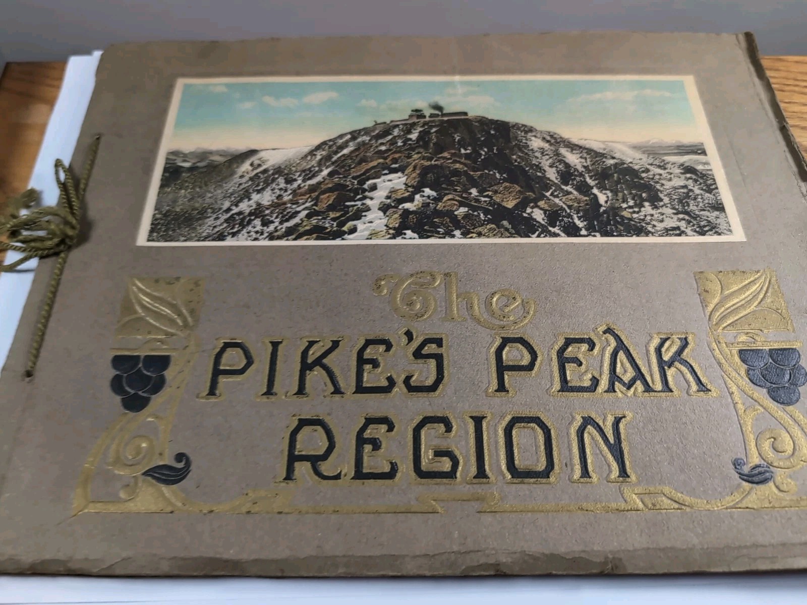 The Pike&rsquo;s Peak Region Published By H. H. Tammen Co. Denver CO 10.5&Prime;x8.5&Prime;x .25&Prime;