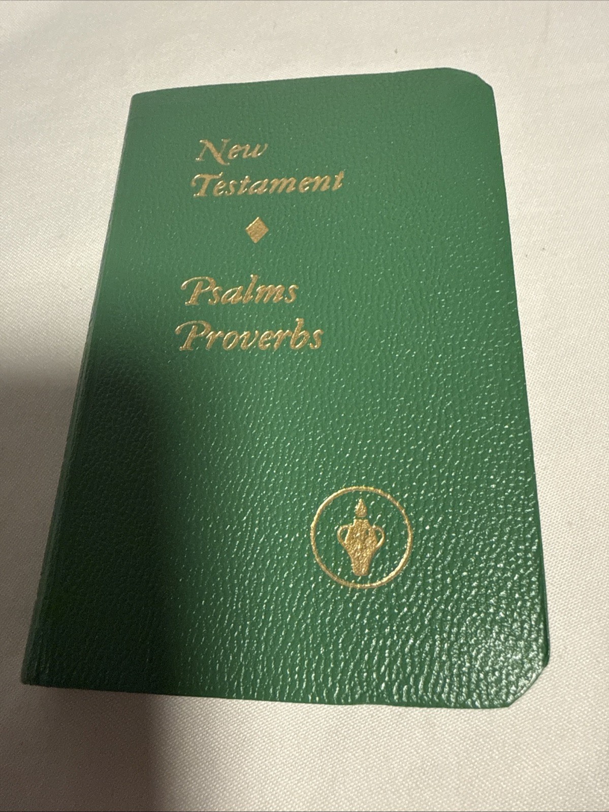 New Testament Pocket Bible Psalms Proverbs. Green Crisp and Tight Unused