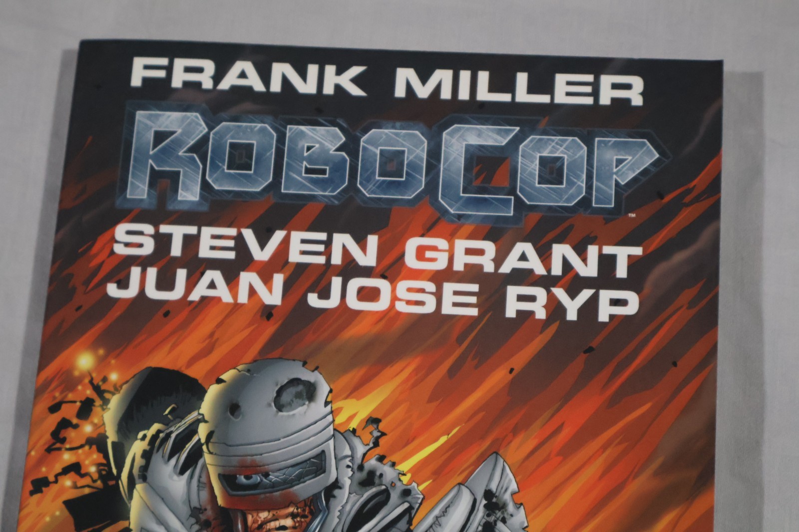*PRISTINE* RoboCop Volume 1 Frank Miller Trade Paperback 9781608863754