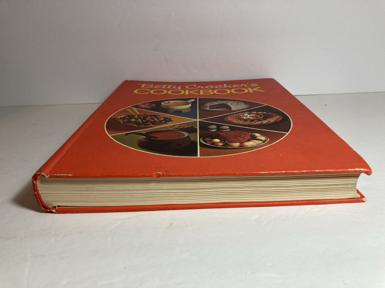 Vintage Betty Crocker&rsquo;s Cookbook 1974 Tight Binding 480 Pages HC
