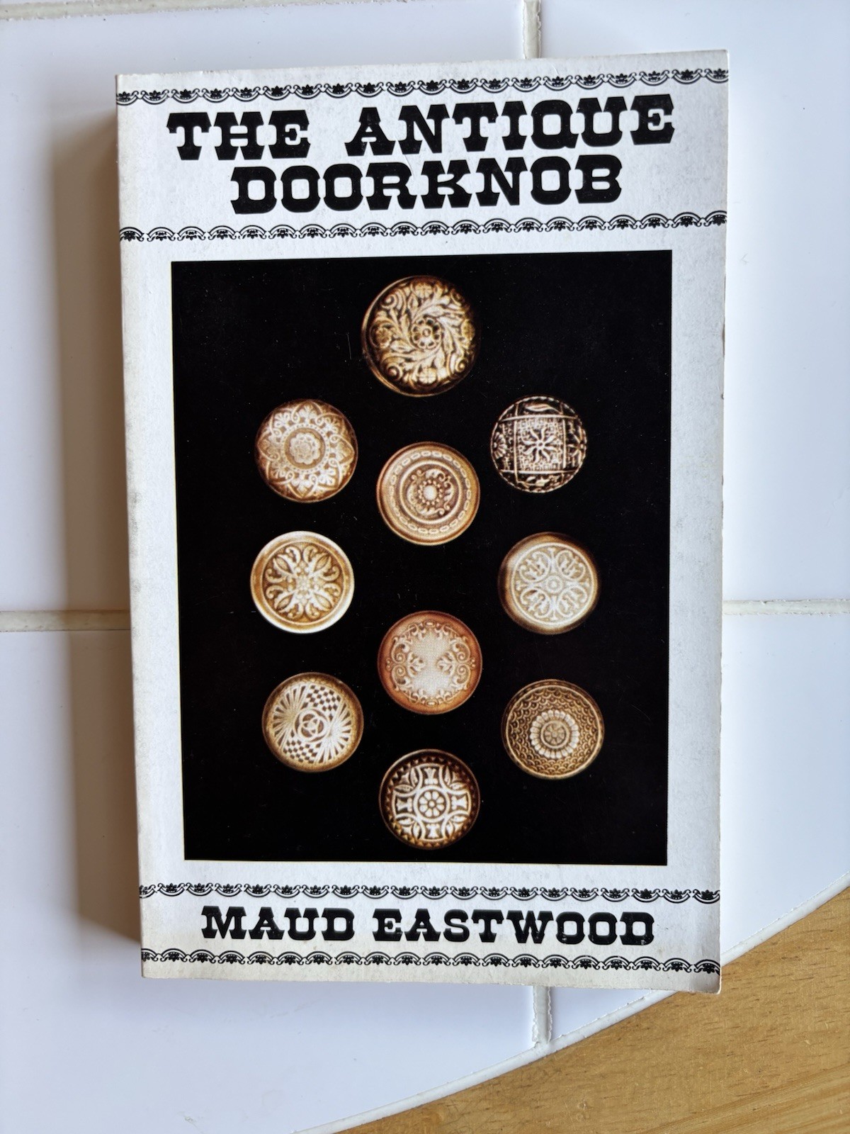 The Antique Doorknob Book New 206 Pages