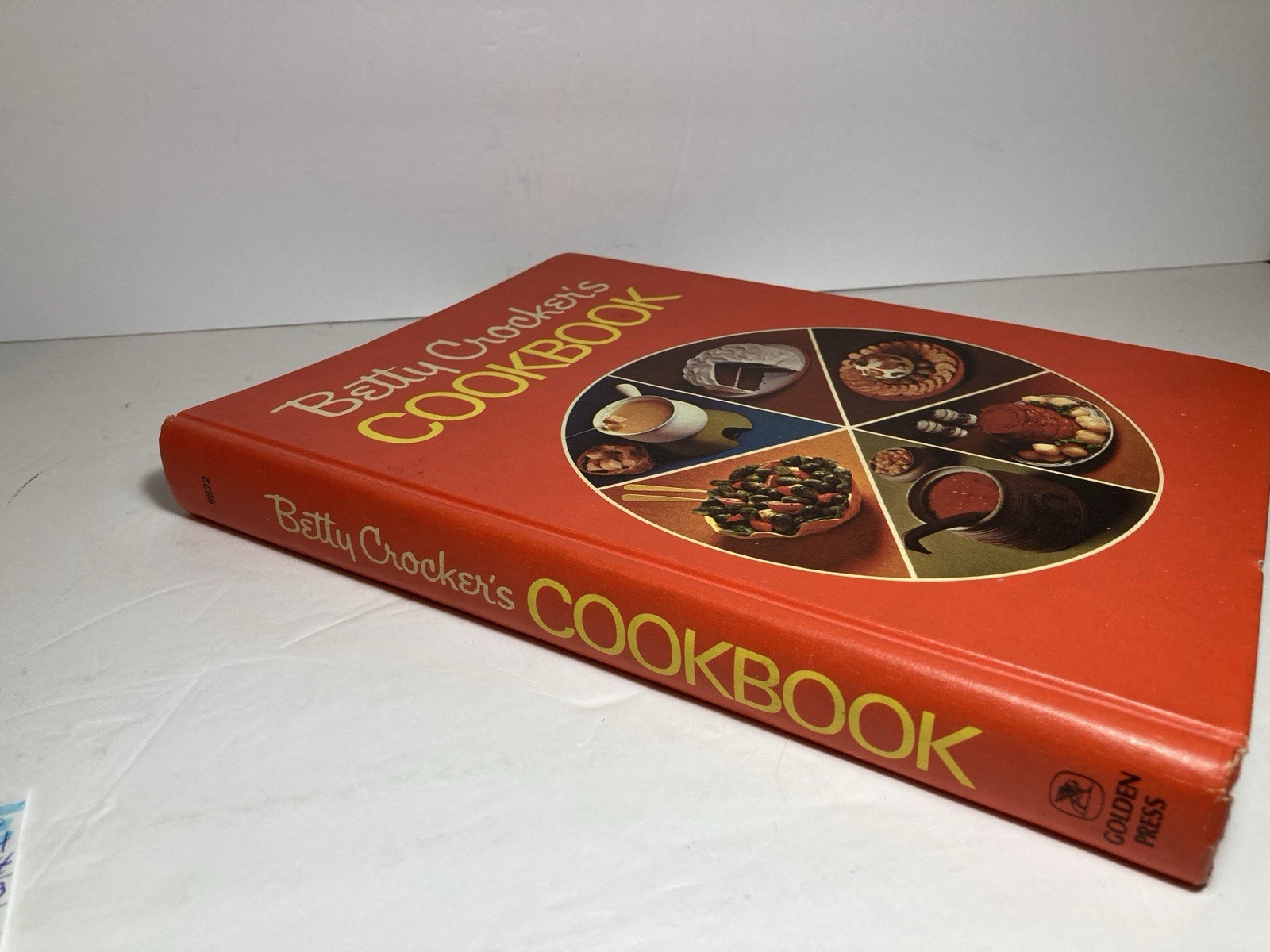 Vintage Betty Crocker&rsquo;s Cookbook 1974 Tight Binding 480 Pages HC