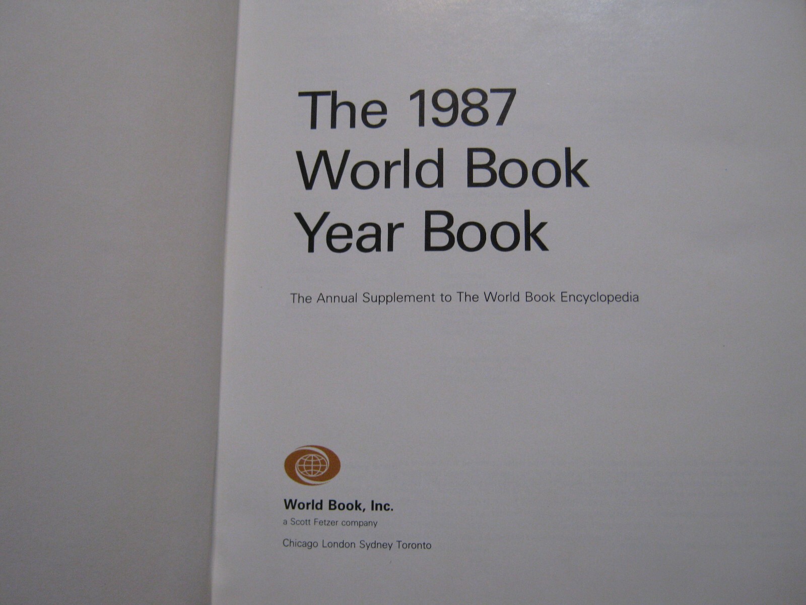 The World Book Yearbook 1987, 608 pages