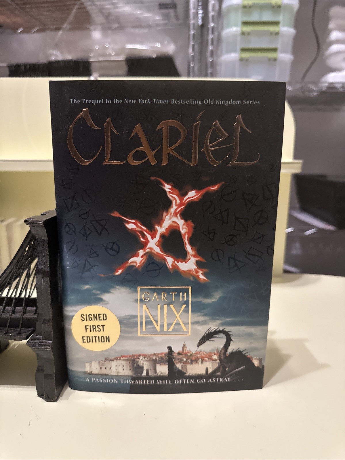 SIGNED FIRST EDITION CLARIEL GARTH NIX COLLECTIBLE HC BOOK S5